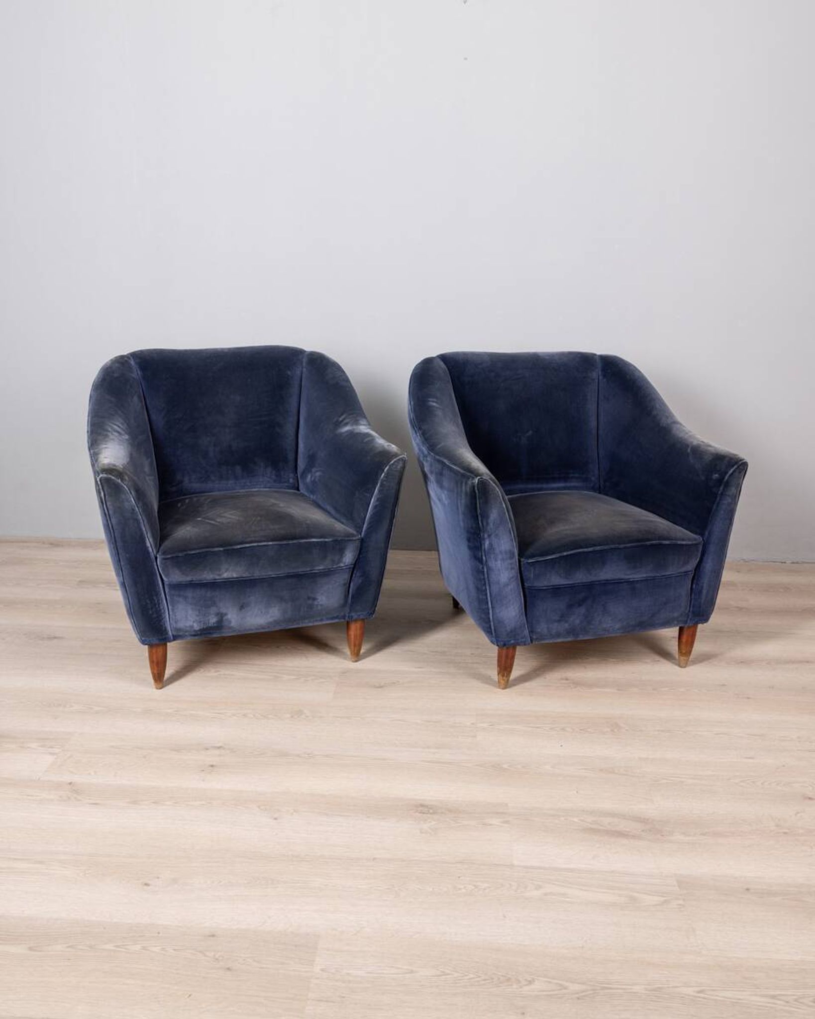 Pair of 1950s design armchairs in blue velvet italian design