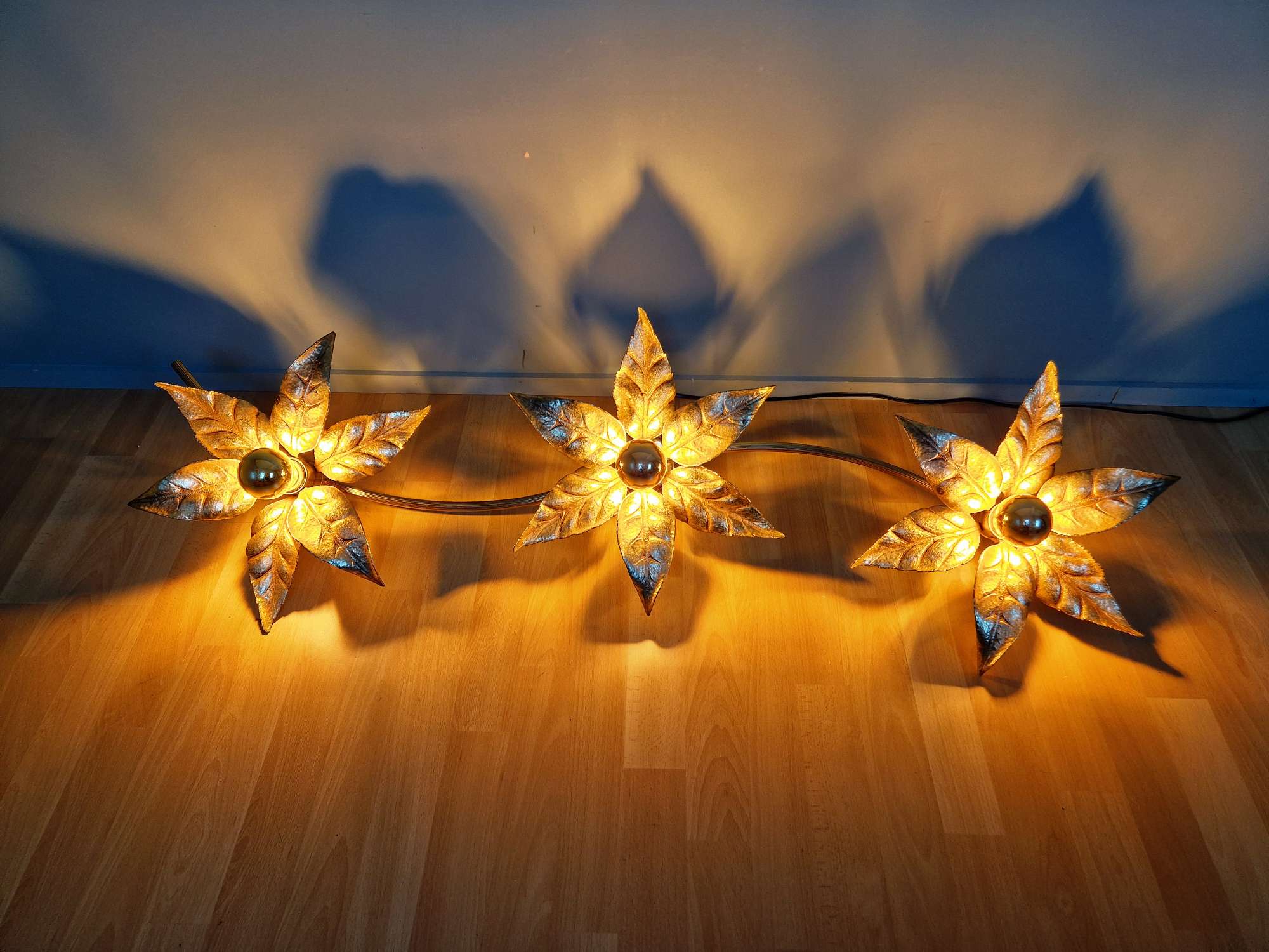 Large floral wall light in brass and gilded metal, Willy Daro, 1970.