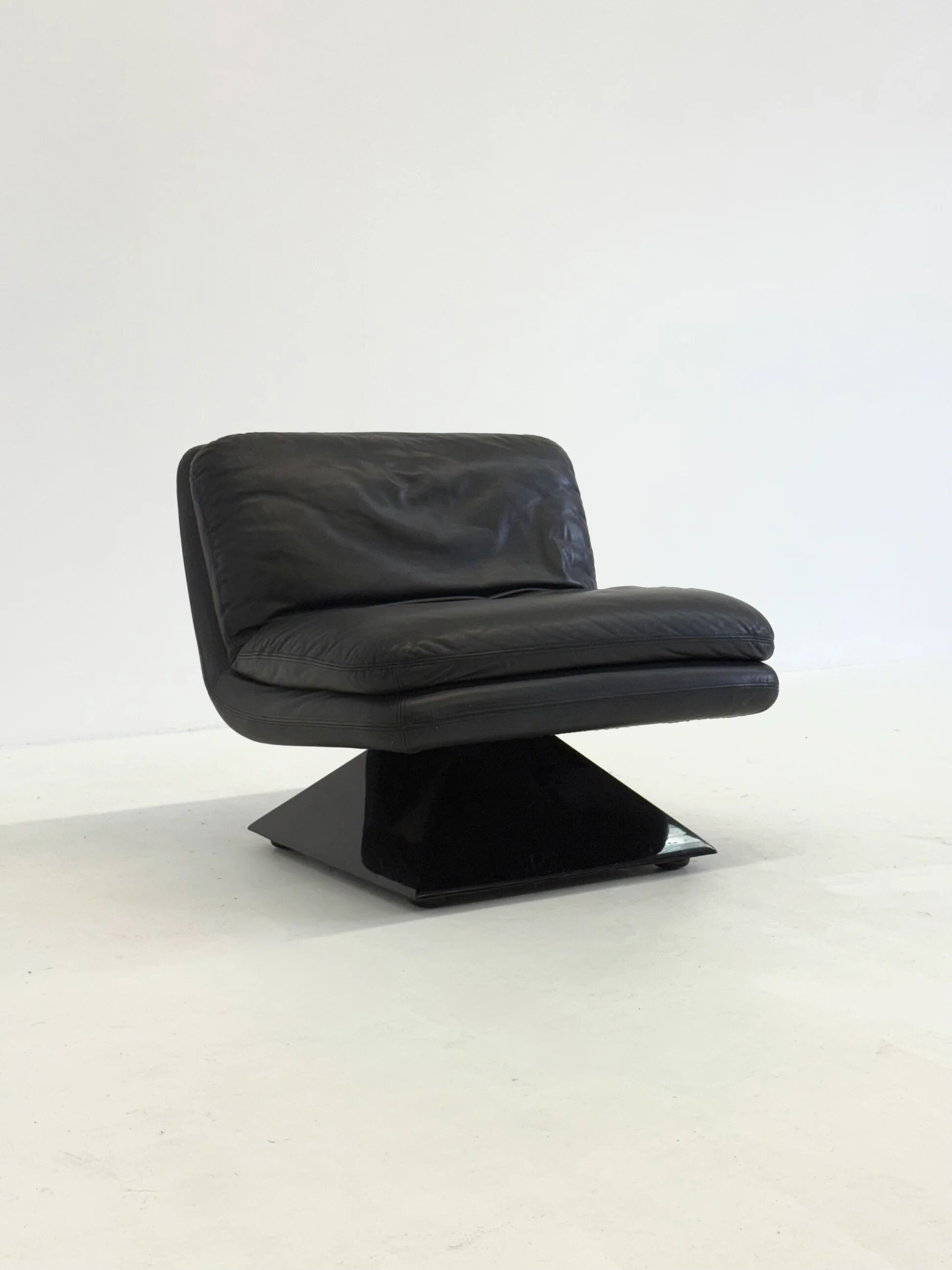 Set of four Hans von Klier armchairs with coffee table for Giuseppe Rossi di Albizzate