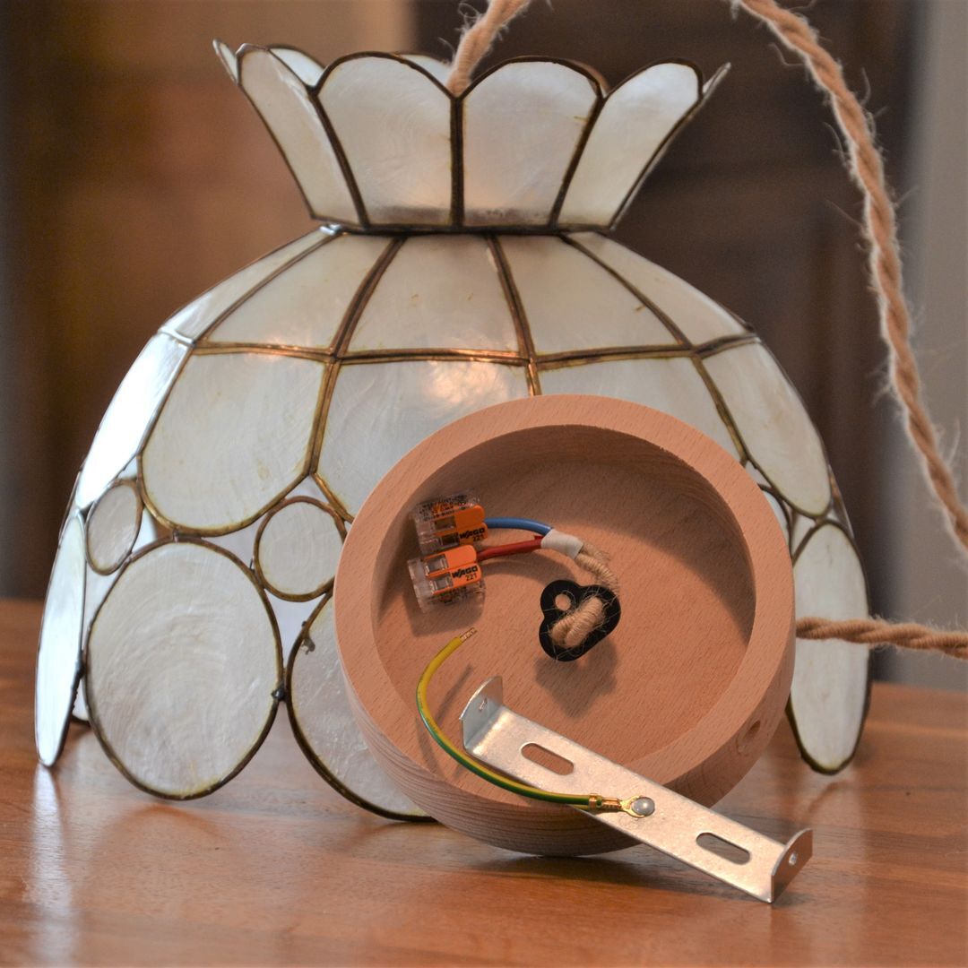 Small suspension in mother-of-pearl and brass flower shape -