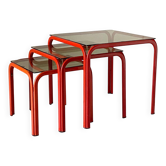 Tables gigognes vintage italiennes des années 1970 avec cadre en fer rouge et verre fumé.