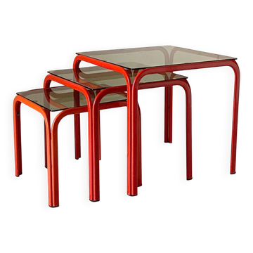 Tables gigognes vintage italiennes des années 1970 avec cadre en fer rouge et verre fumé.