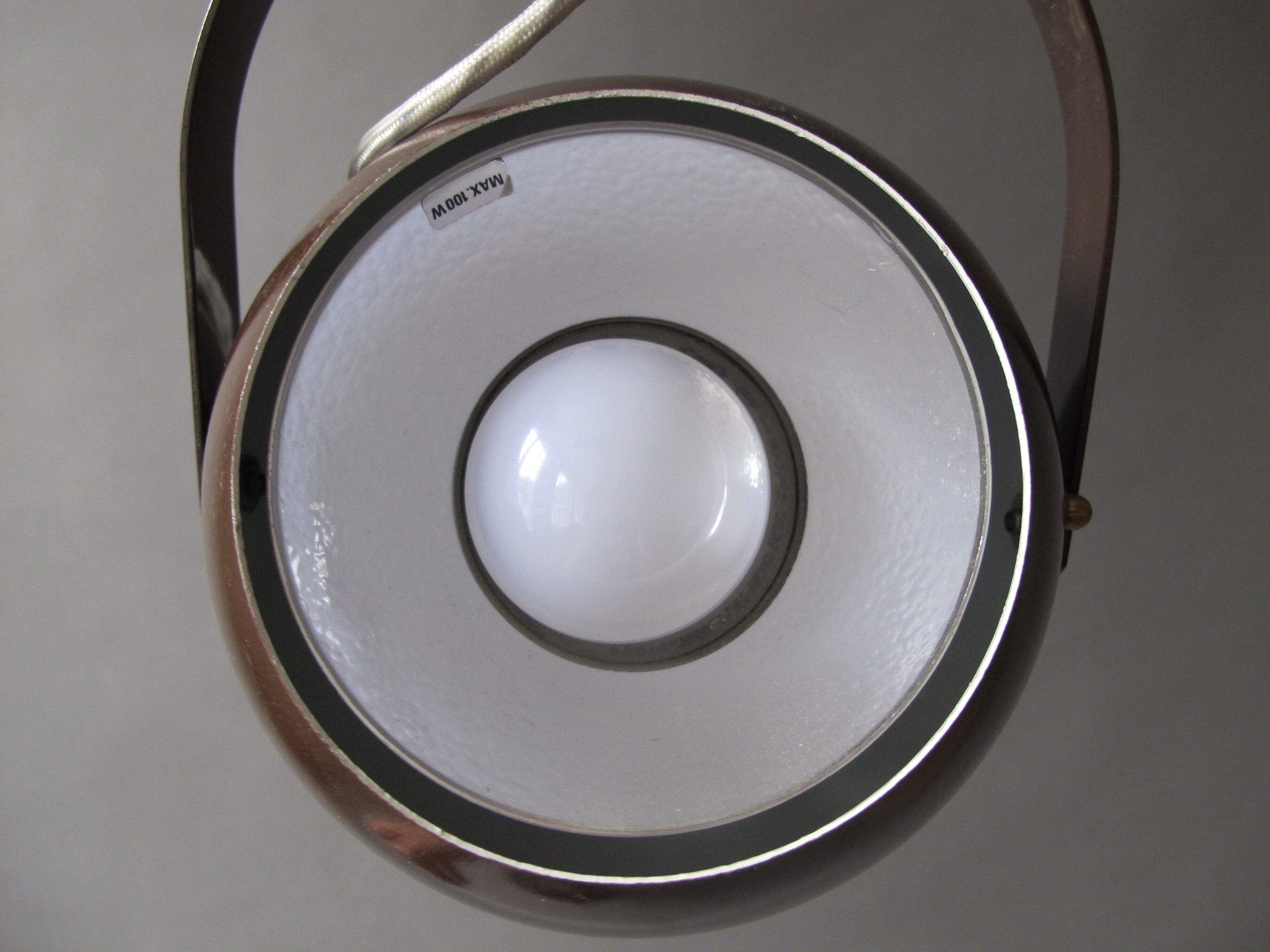 Suspended, hinged ball spot