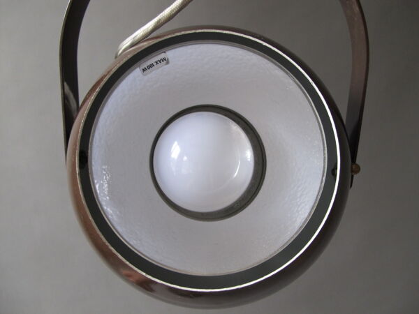 Suspended, hinged ball spot