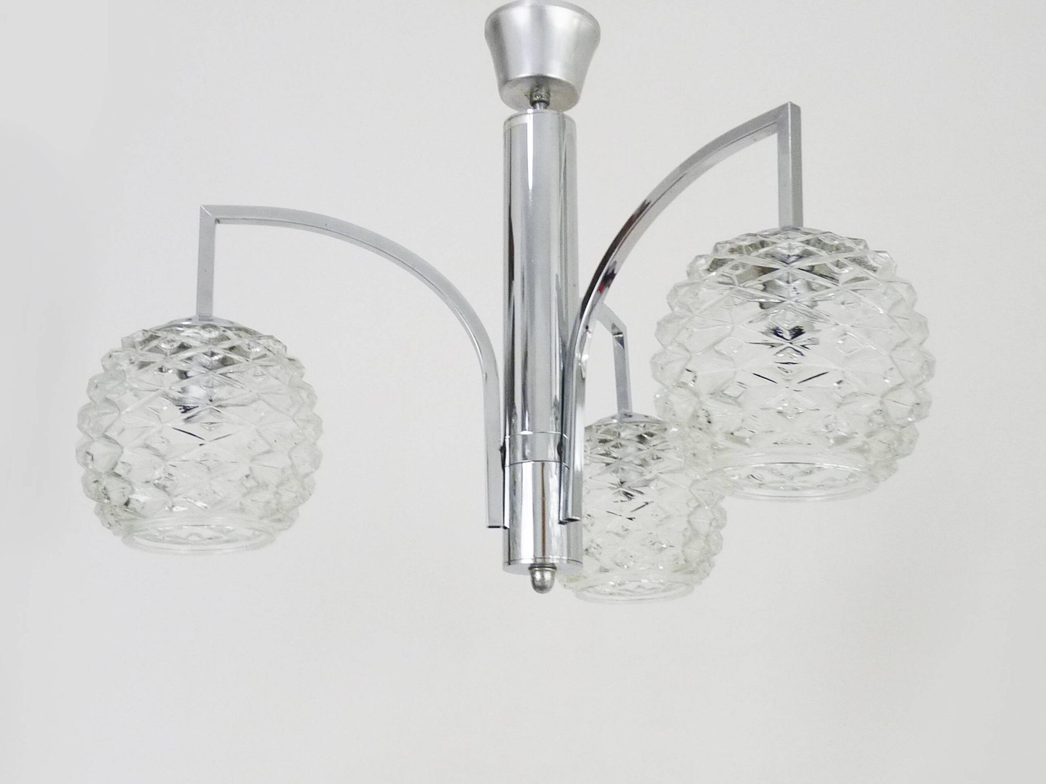 Italian Targetti Sankey chandelier in chrome metal with 3 lights. 70s
