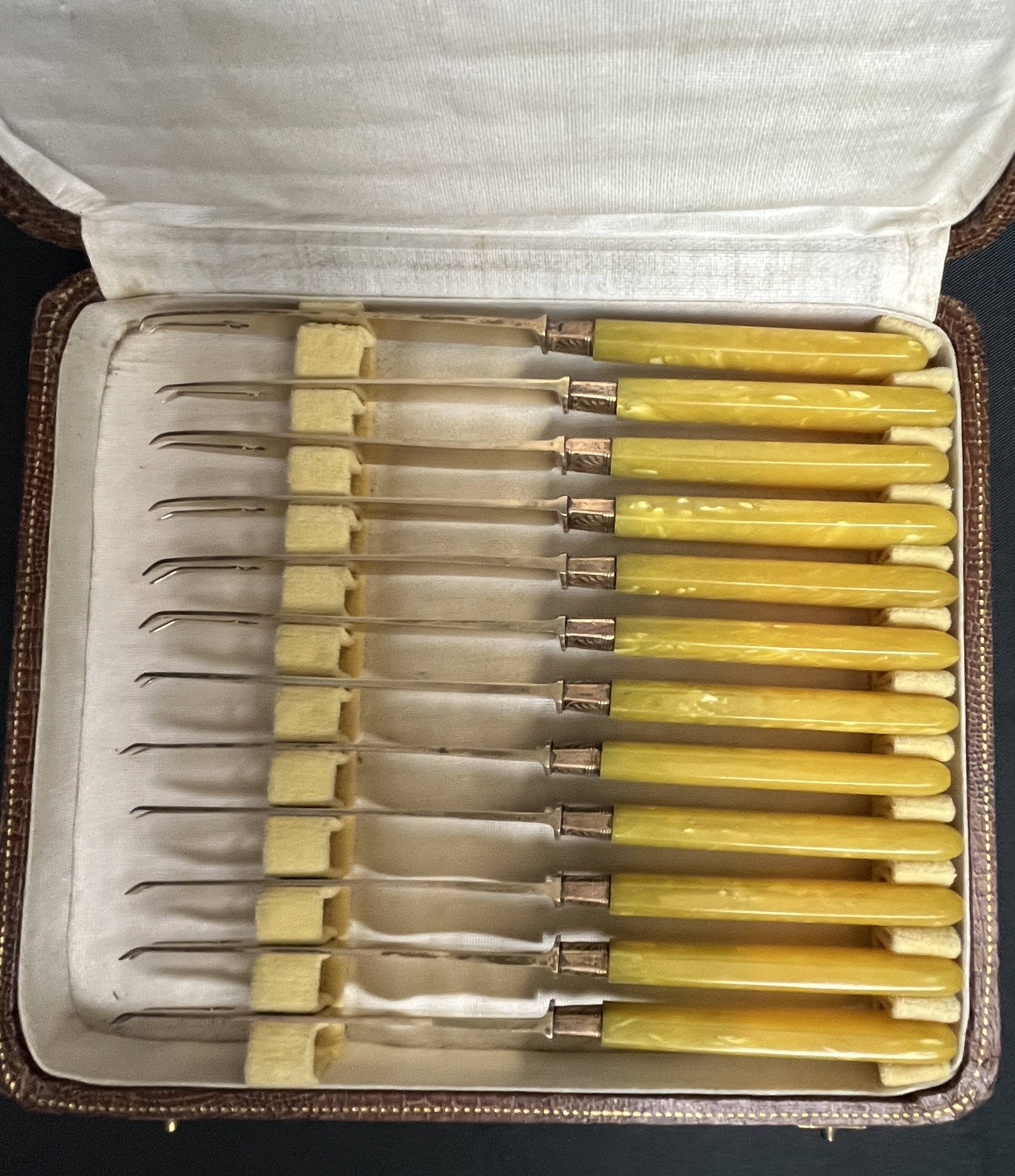 Tableware, case of 12 vermeil fruit knives and galalithe from the early 20th century.