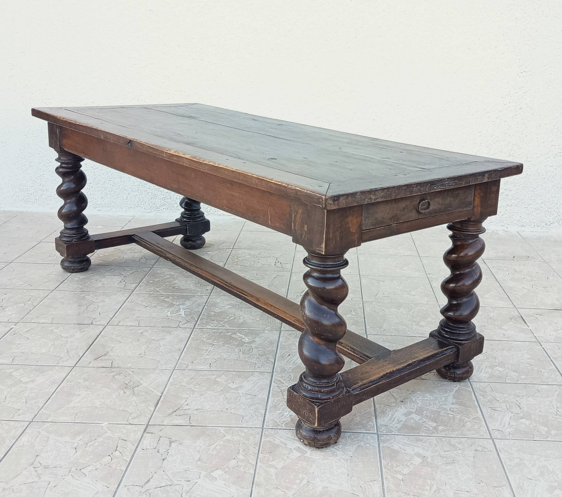 Louis XIII walnut table from the 19th century.