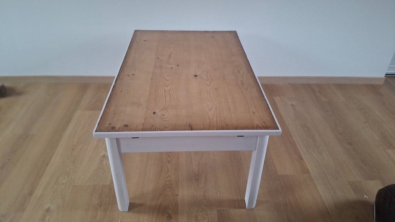 Chic country coffee table, pine wood, drawer with floral porcelain knob.