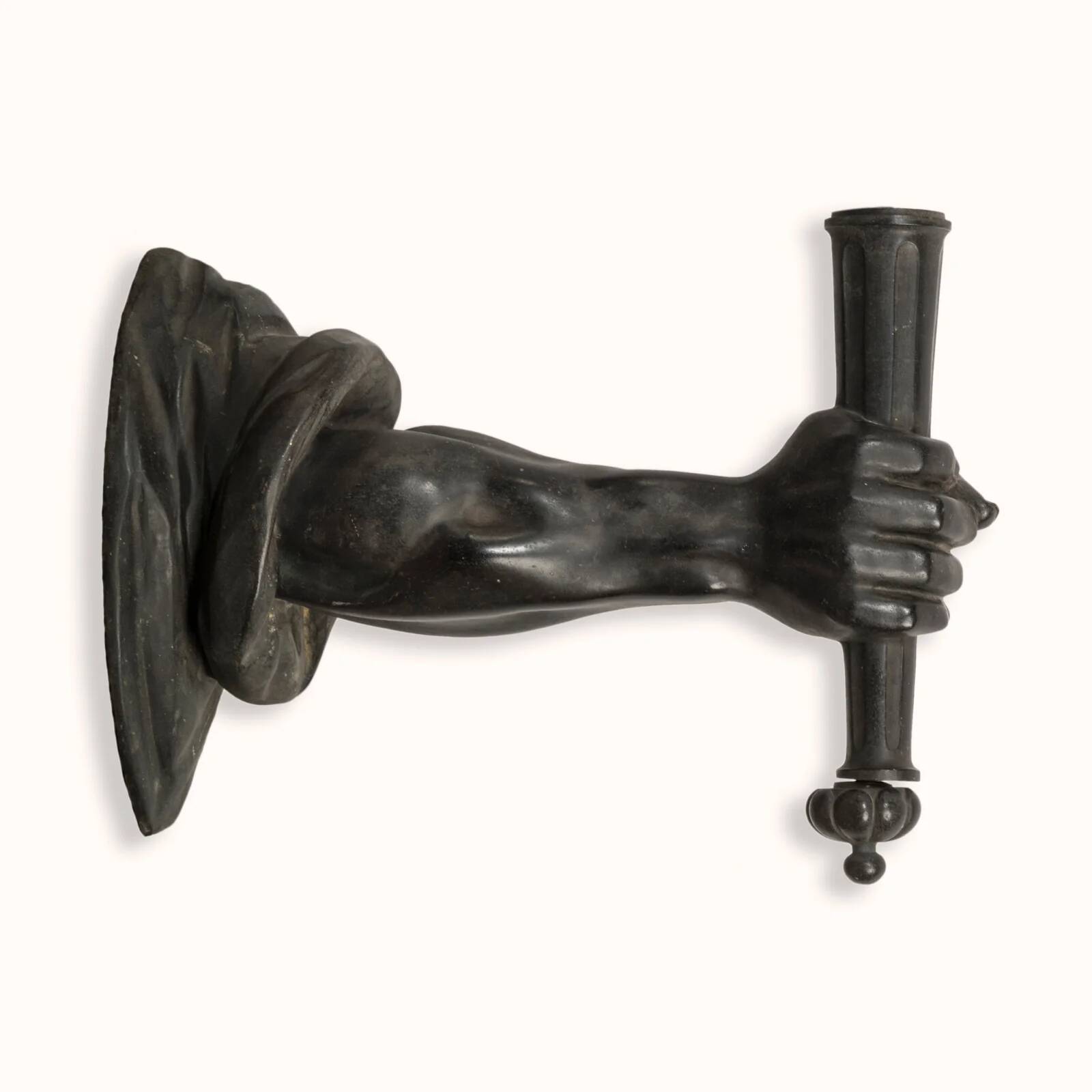 Wall lamp in iron shaped like an arm.