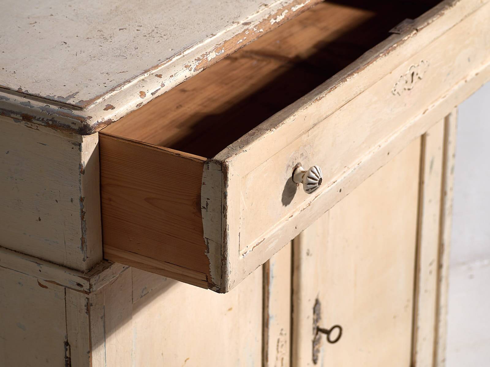 Ancienne commode blanche à deux portes (vers 1920)