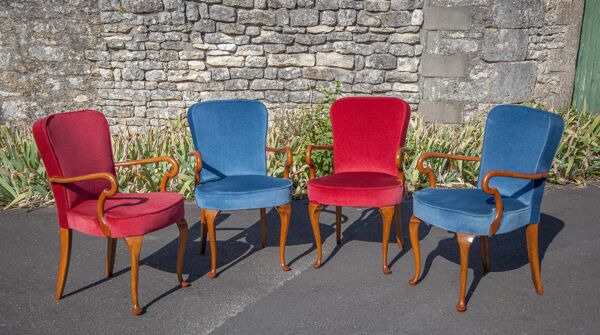 Salon anglais 4 fauteuils et une table basse Queen Anne fauteuils tissu bleu et rouge