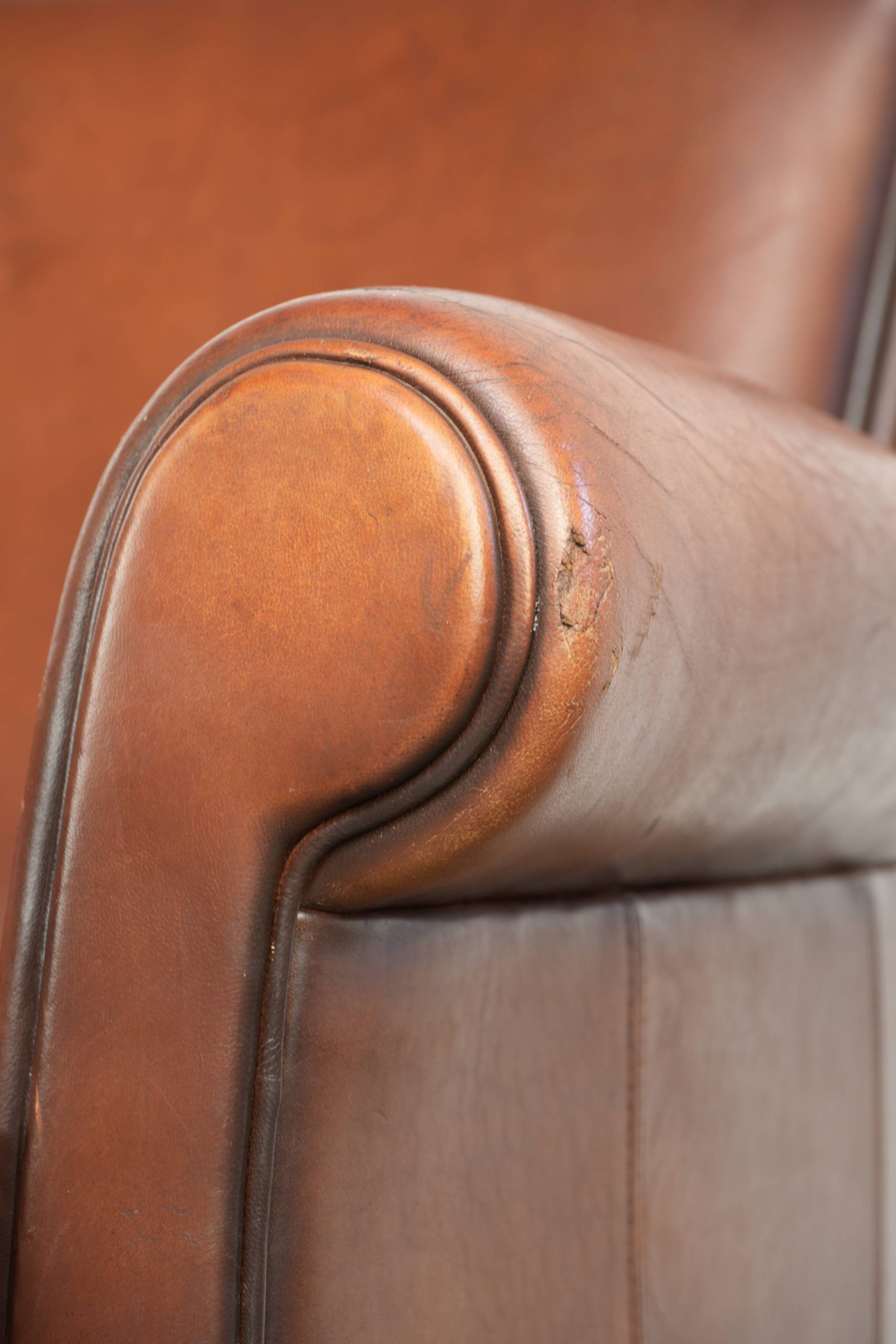 Fauteuil en peau de mouton confortable avec une finition élégante.