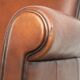 Fauteuil en peau de mouton confortable avec une finition élégante.