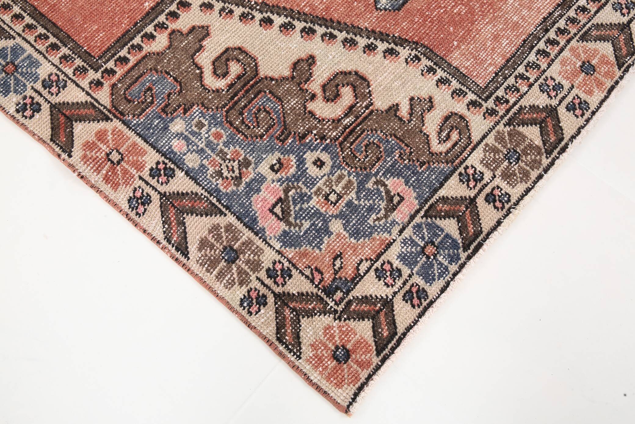 Tapis oriental vintage en laine, médaillon géométrique corail et bleu