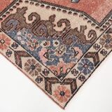Tapis oriental vintage en laine, médaillon géométrique corail et bleu