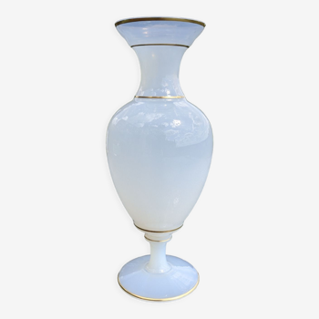 Vase à balustre en opaline blanche à liseré doré