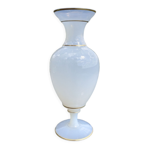 Vase à balustre en opaline blanche