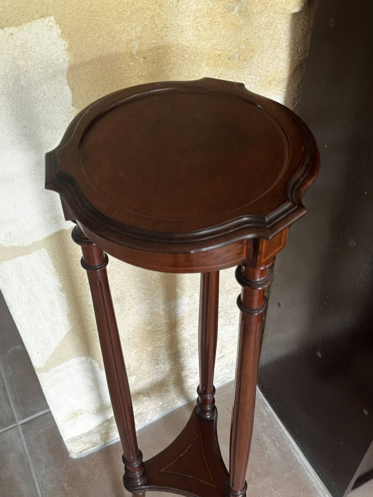 Side table / Pedestal table