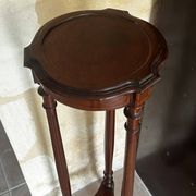 Side table / Pedestal table