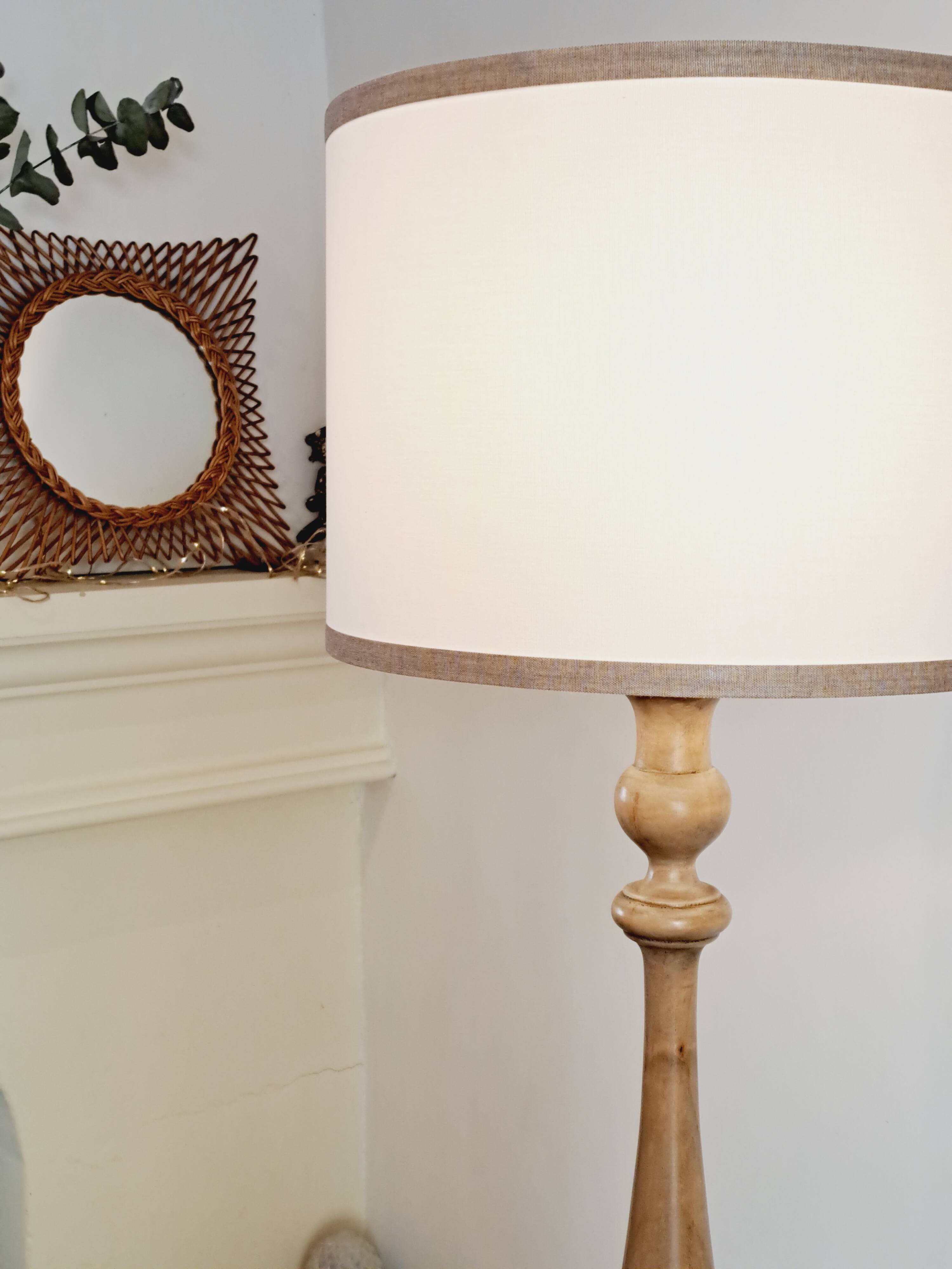 Vintage floor lamp in turned wood with an aged effect.