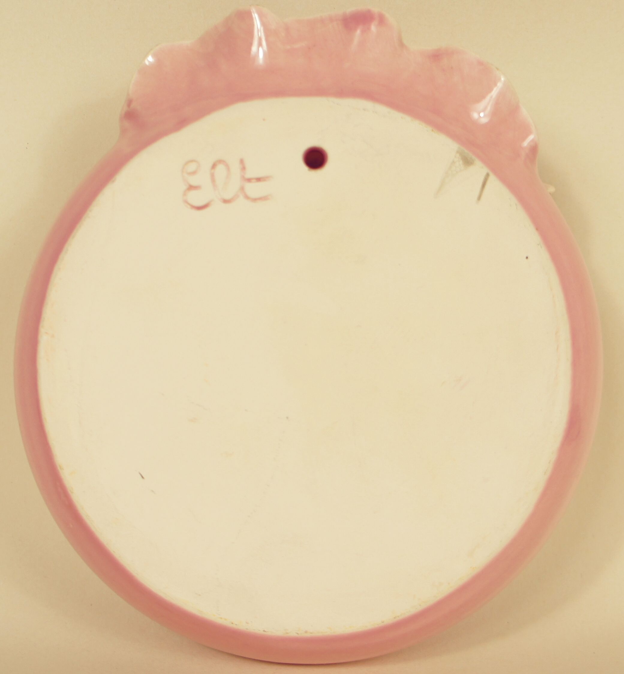 Domed wall vase to hang shell