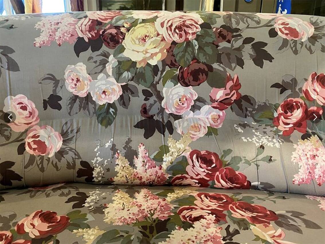 Canapé Napoléon III garni d’un tissu à motif de fleurs
