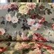 Canapé Napoléon III garni d’un tissu à motif de fleurs