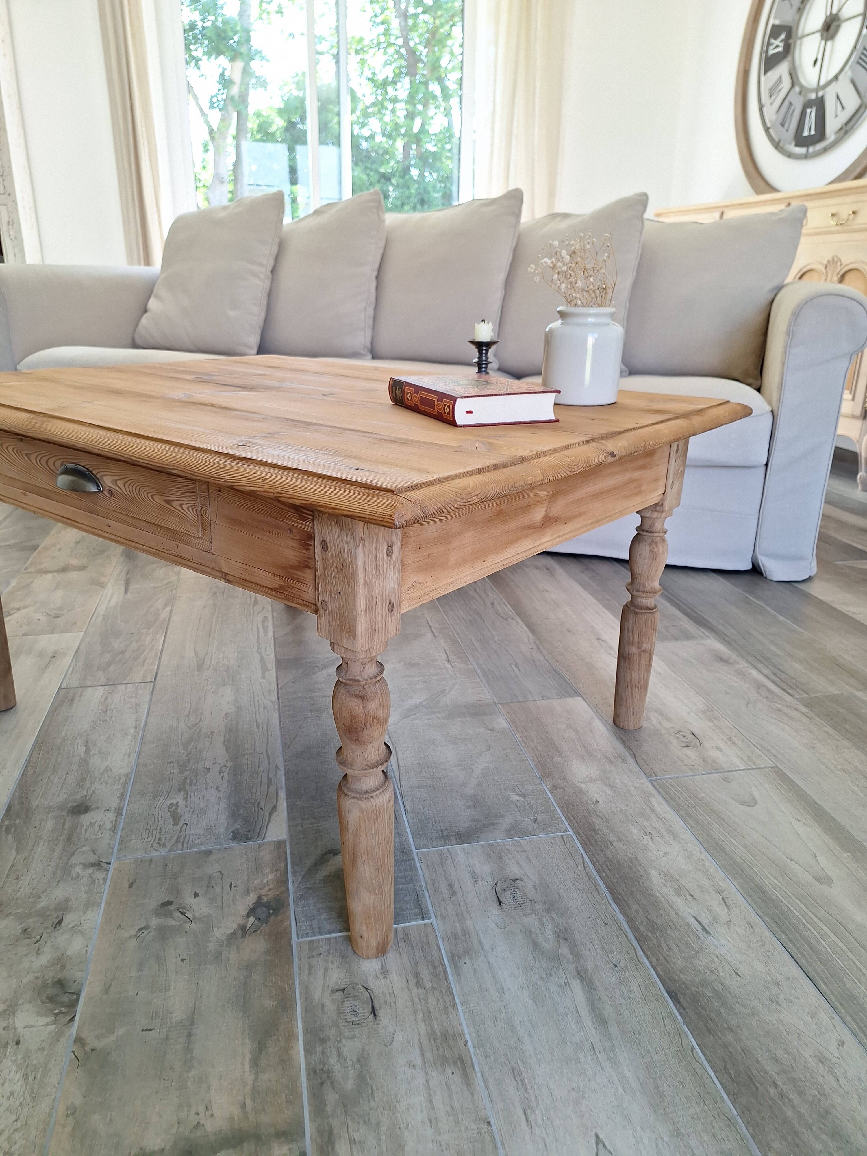 Farmhouse coffee table in solid wood, country style.