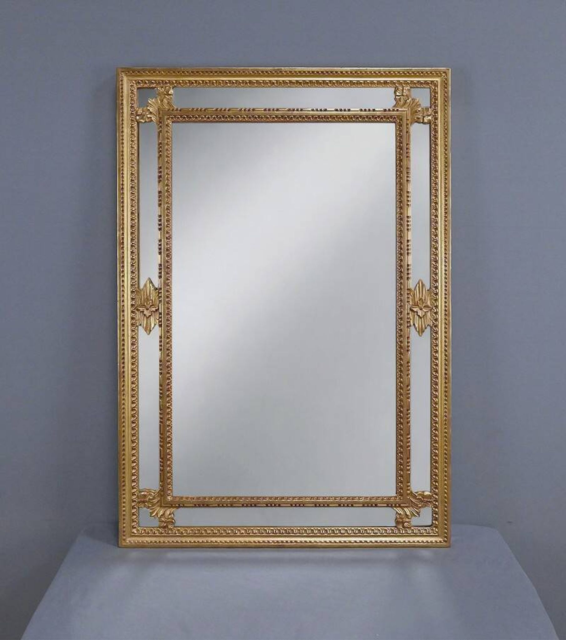 Grand miroir à parcloses, style Louis XVI – Milieu XXe
