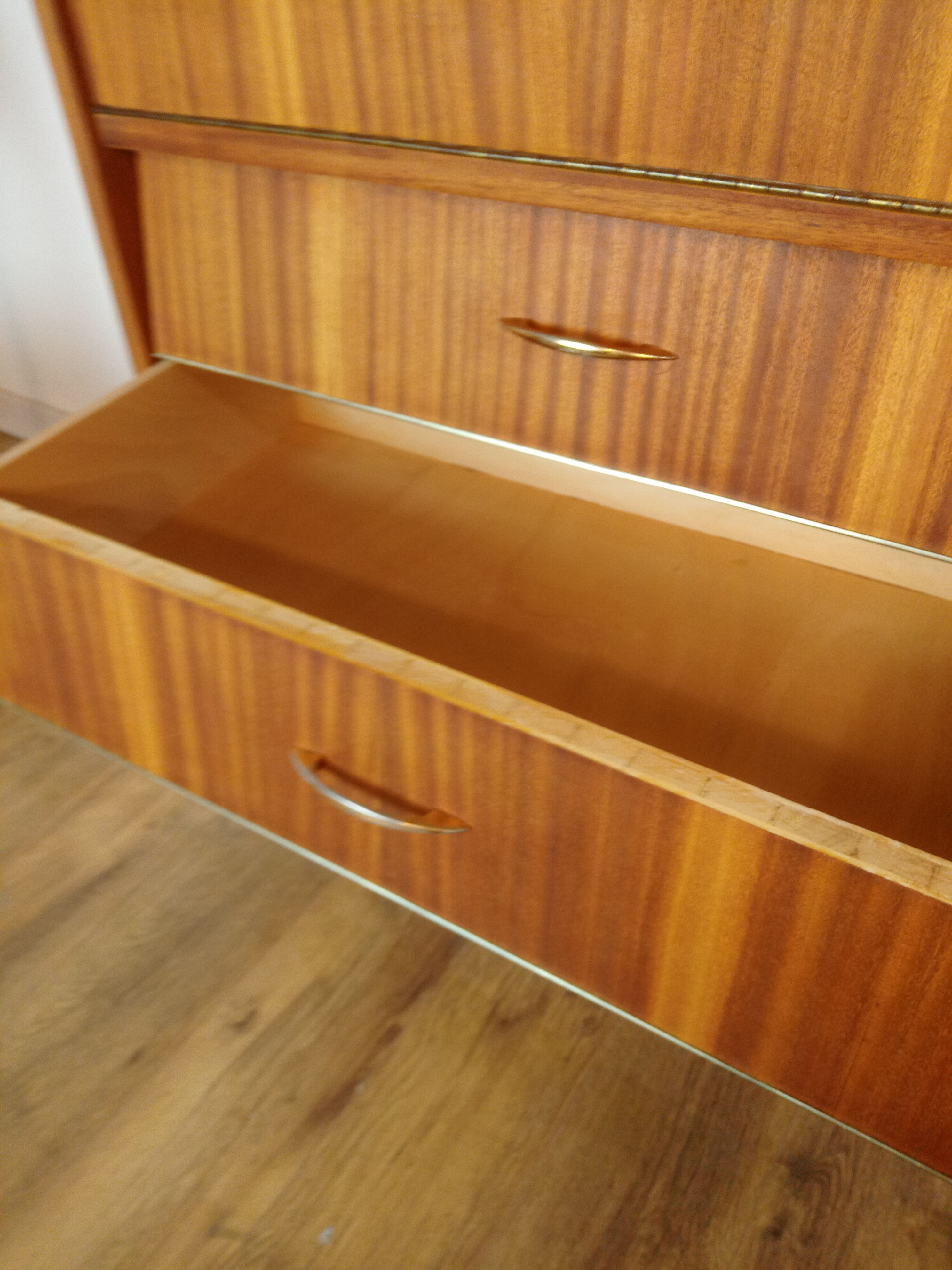 Scandinavian secretary