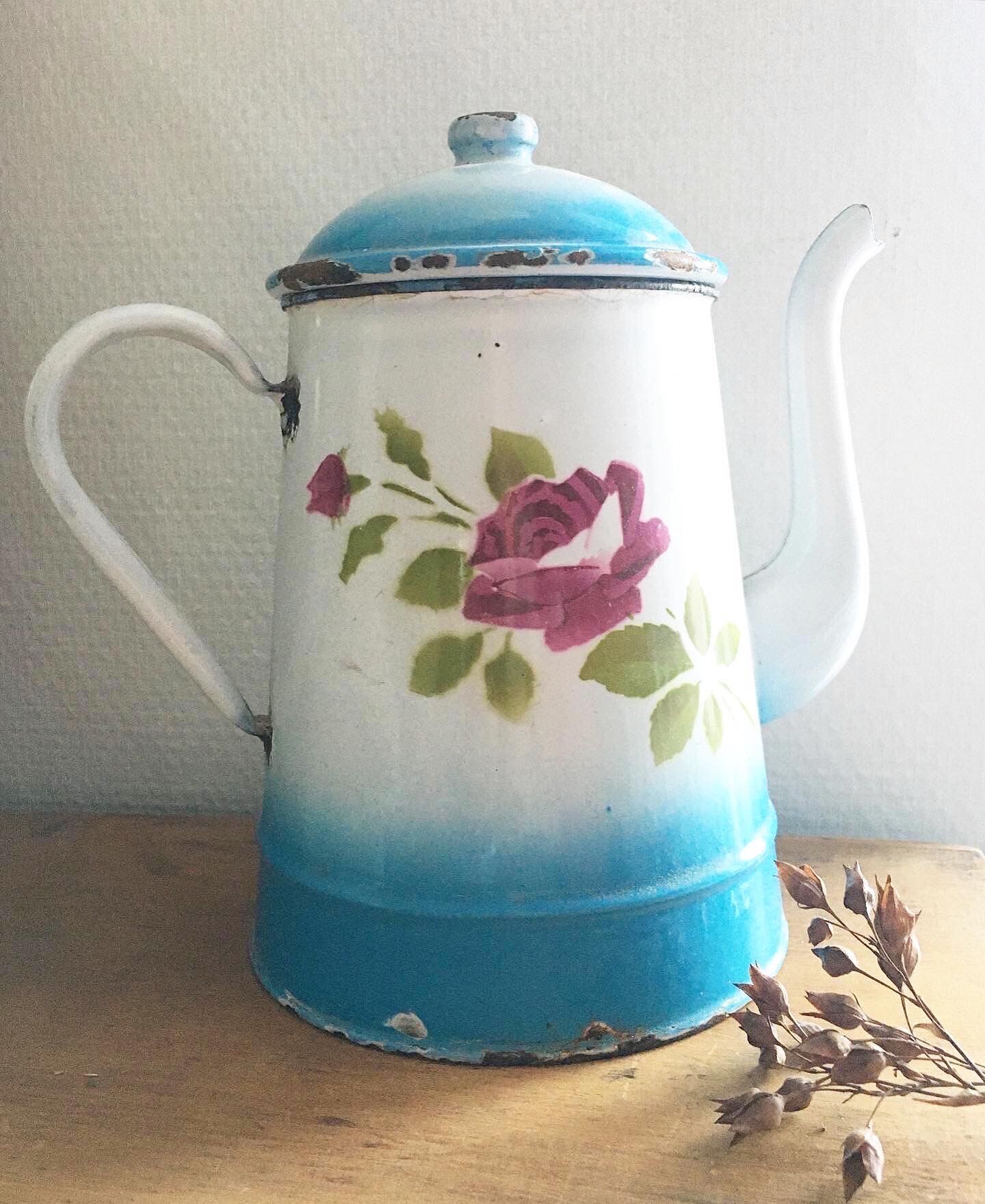 40s coffee maker in shabby enamelled sheet metal
