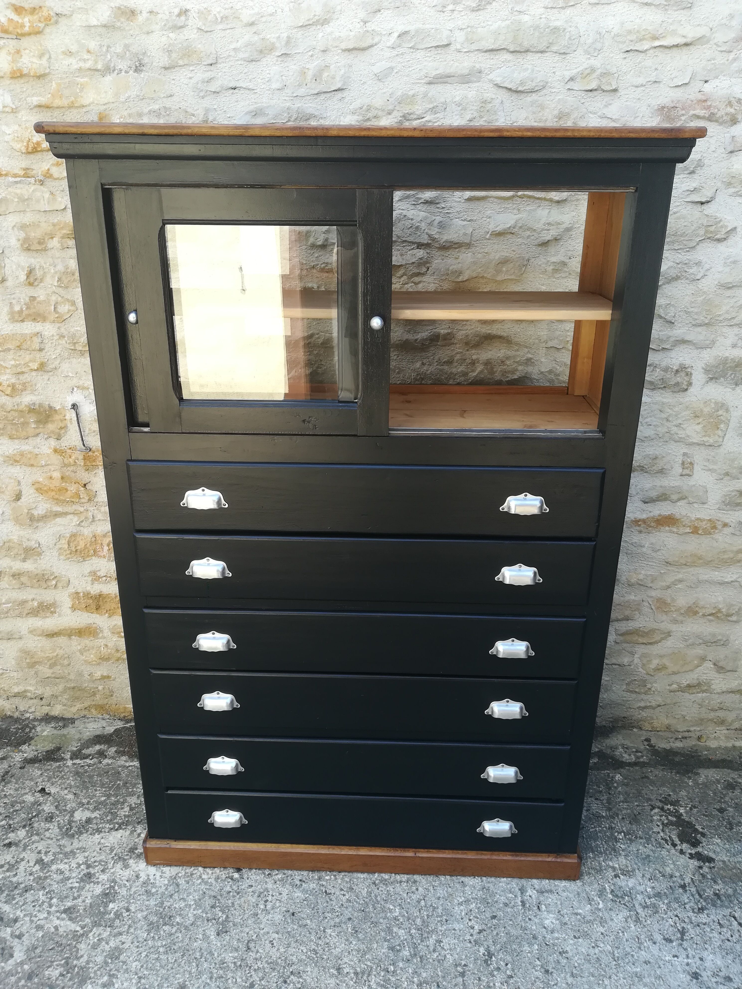 Meuble de métier a tiroirs et portes coulissante