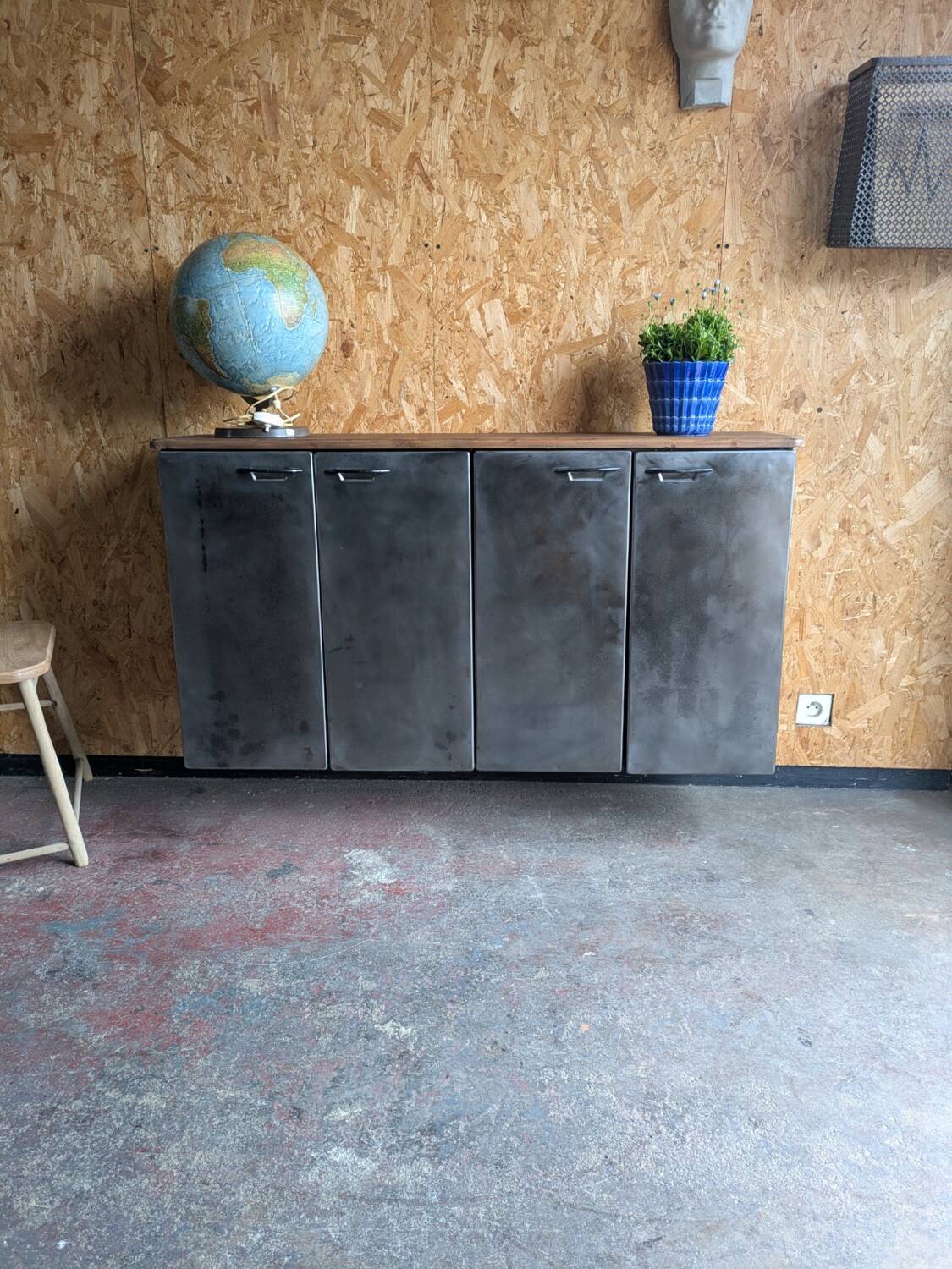 Wall-mounted industrial buffet