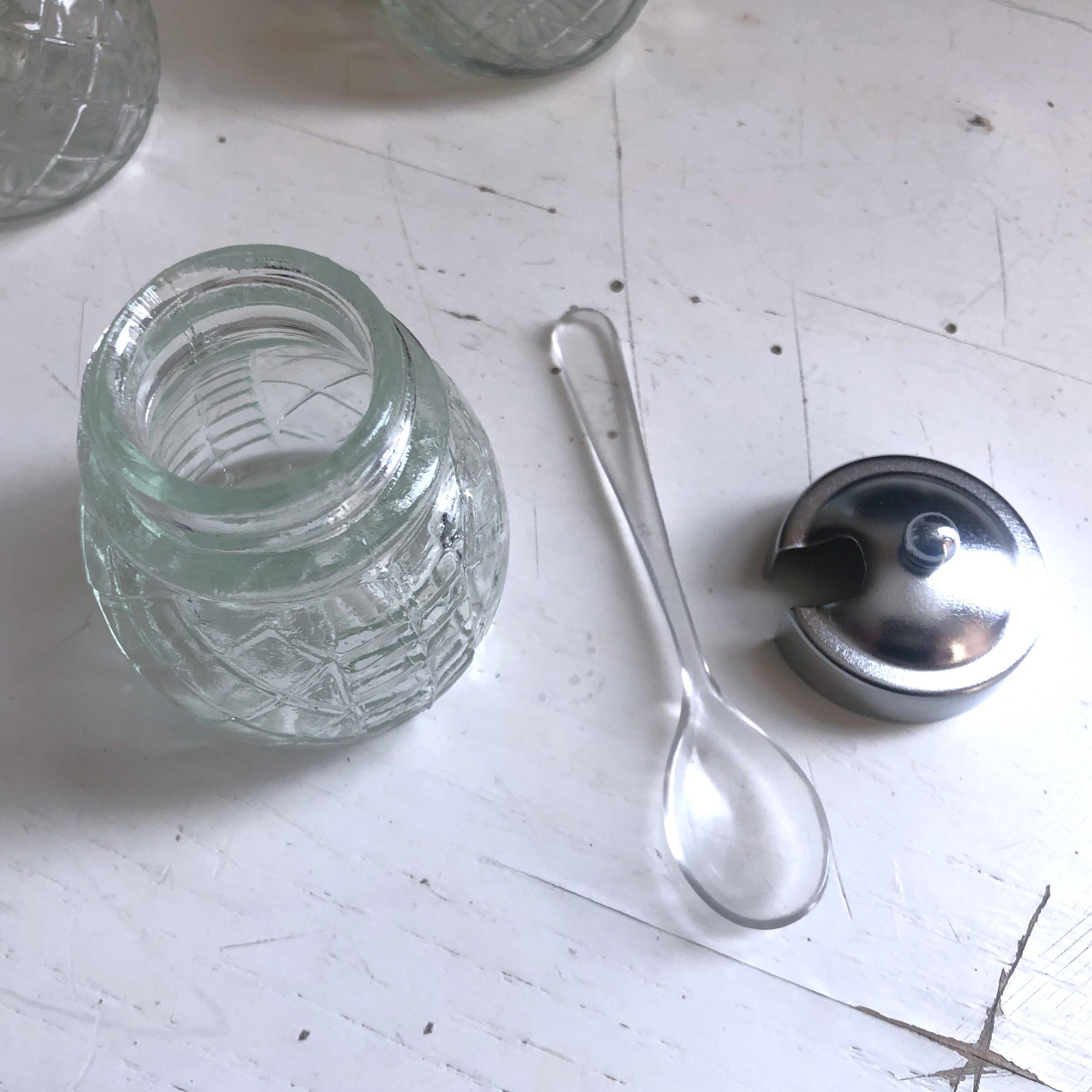 4-piece salt shaker, pepper and mustard set with spoon in stainless steel basket