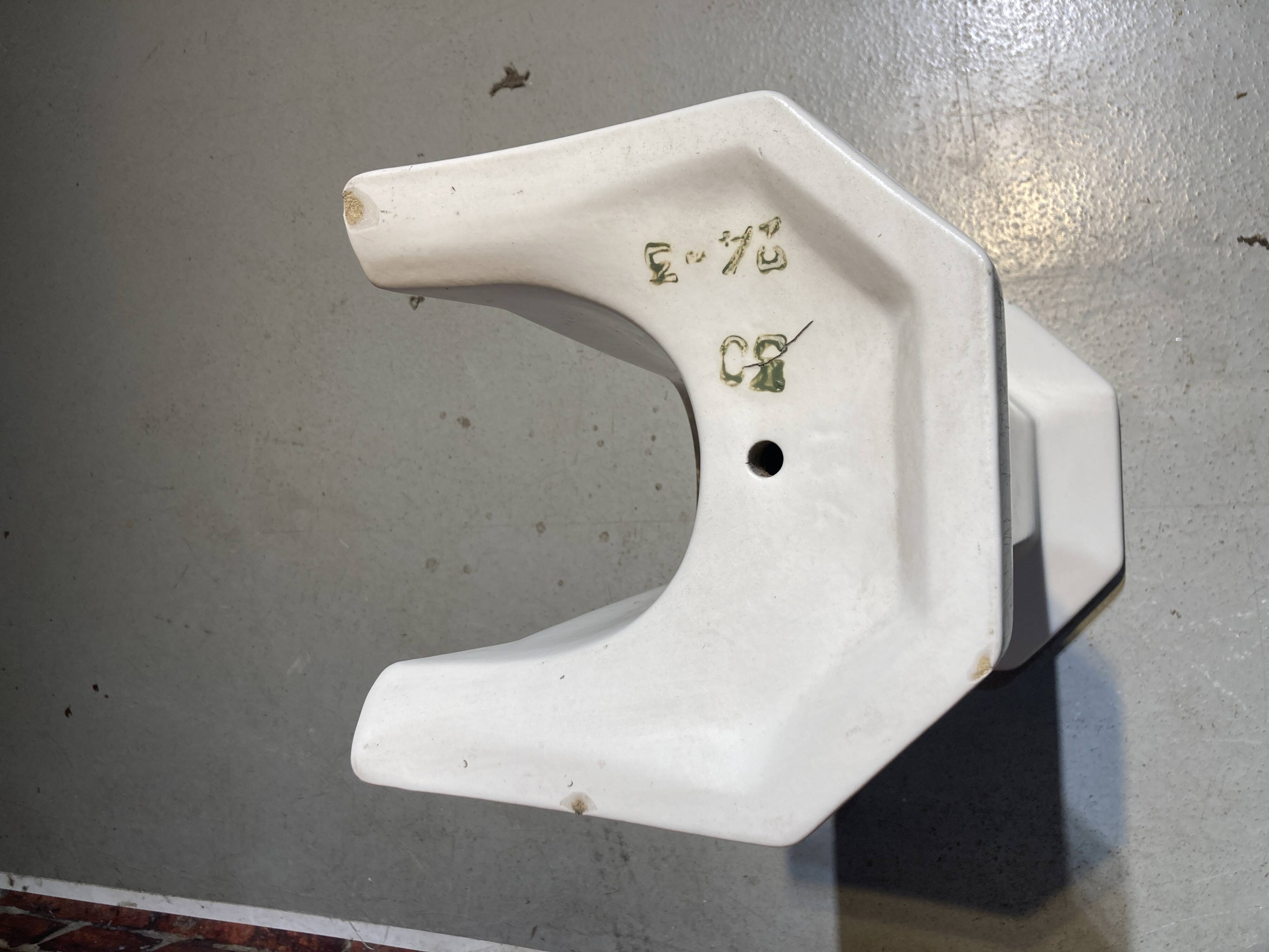 Vasque sur pied blanc