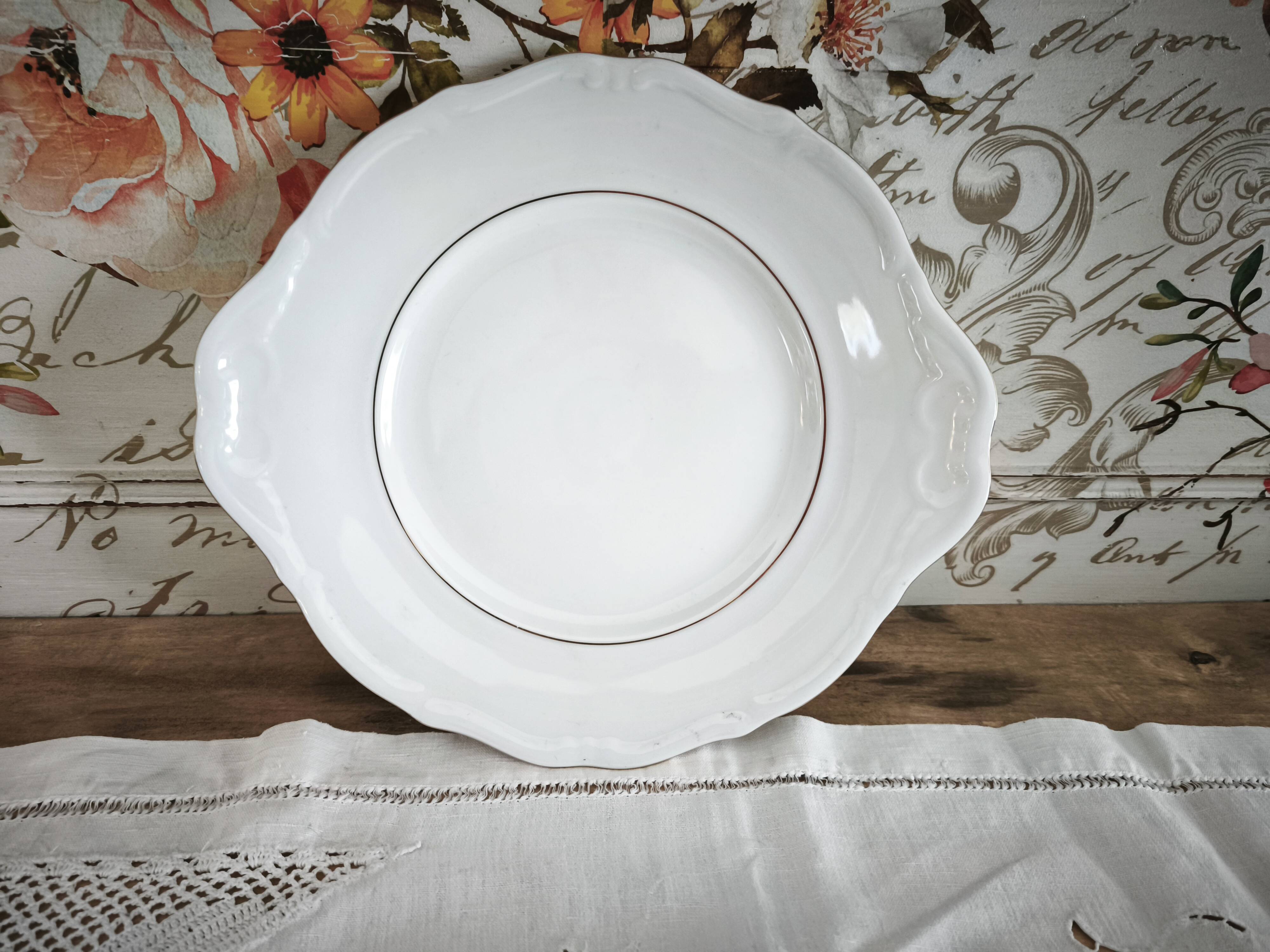 Porcelain mignardise dish with ear handles, double gold line manufacture.