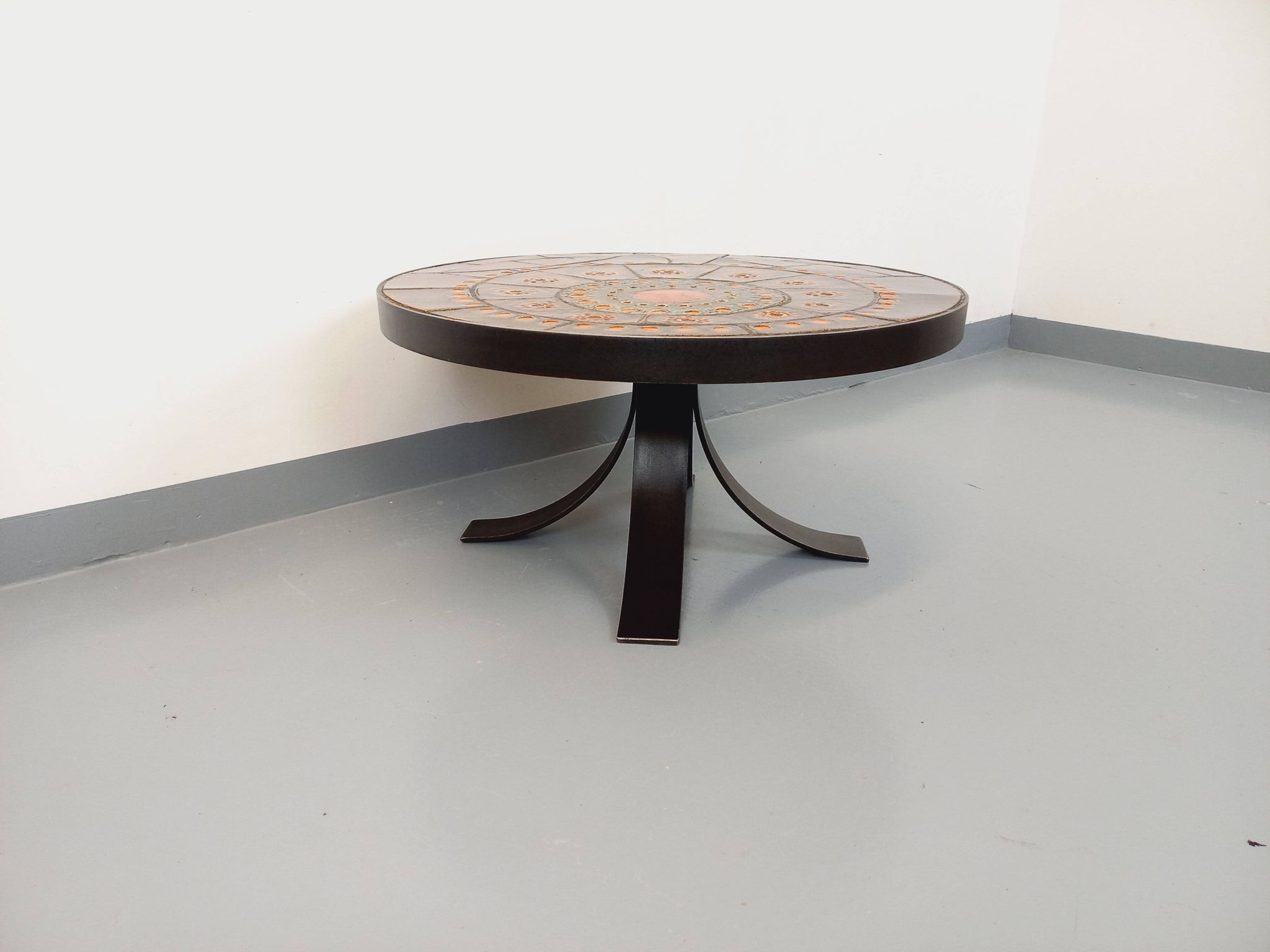 Vintage round coffee table from the 60s 70s by Raymond Corroyez in ceramic