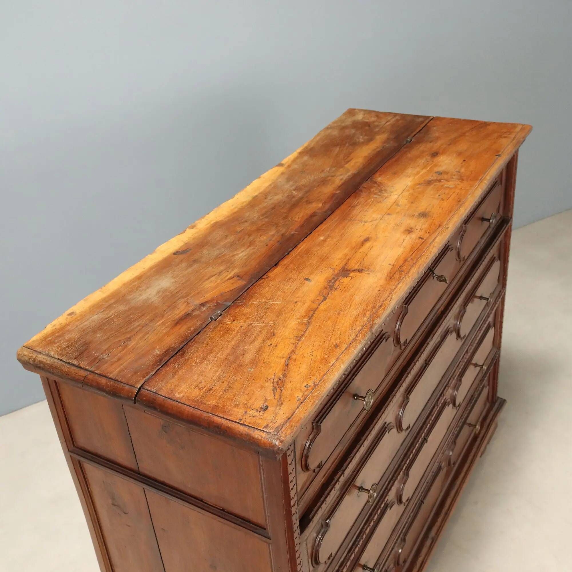 Antique baroque walnut chest of drawers with 4 drawers, 17th century.