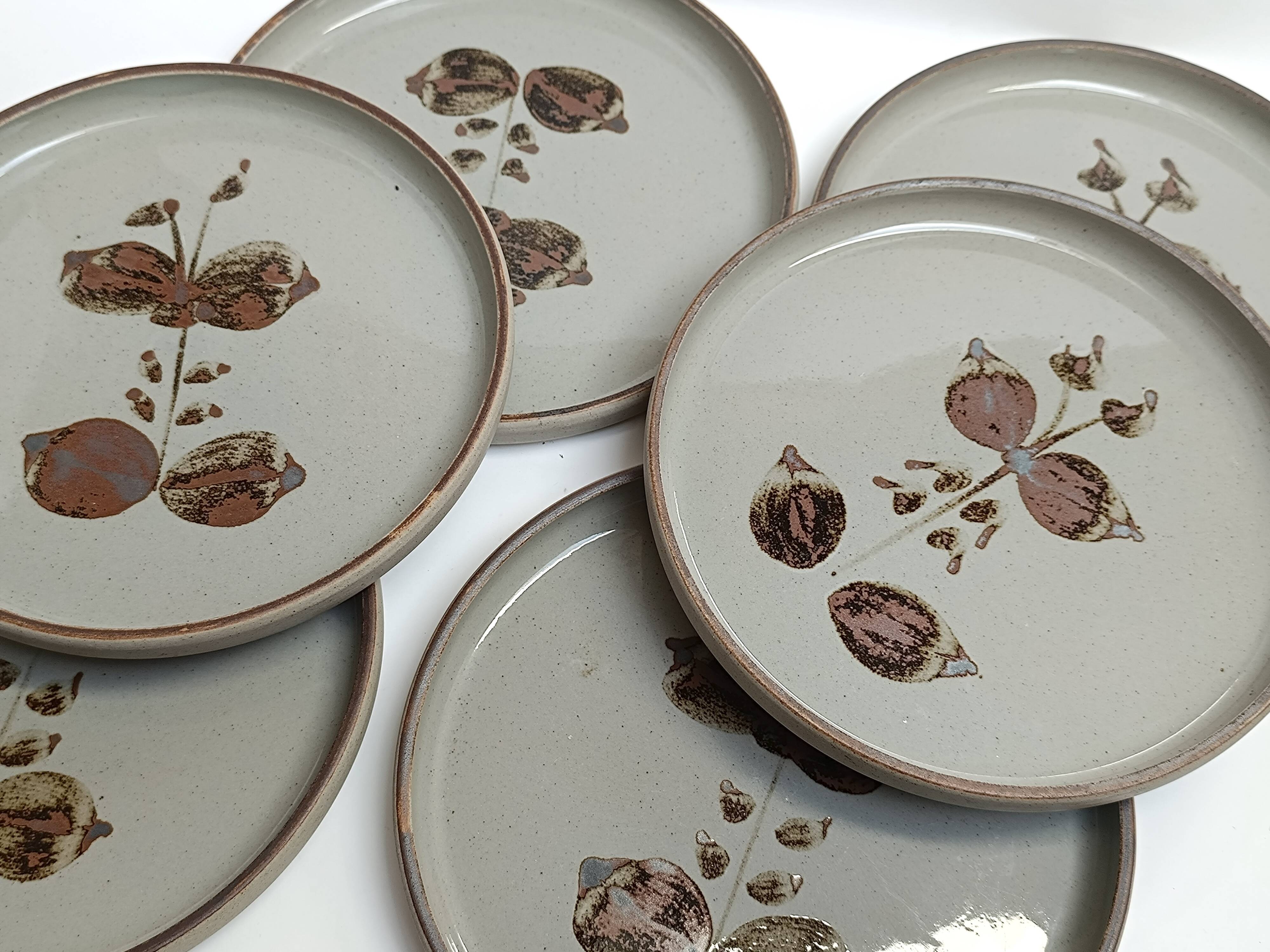 Flat plates made of Arnon stoneware