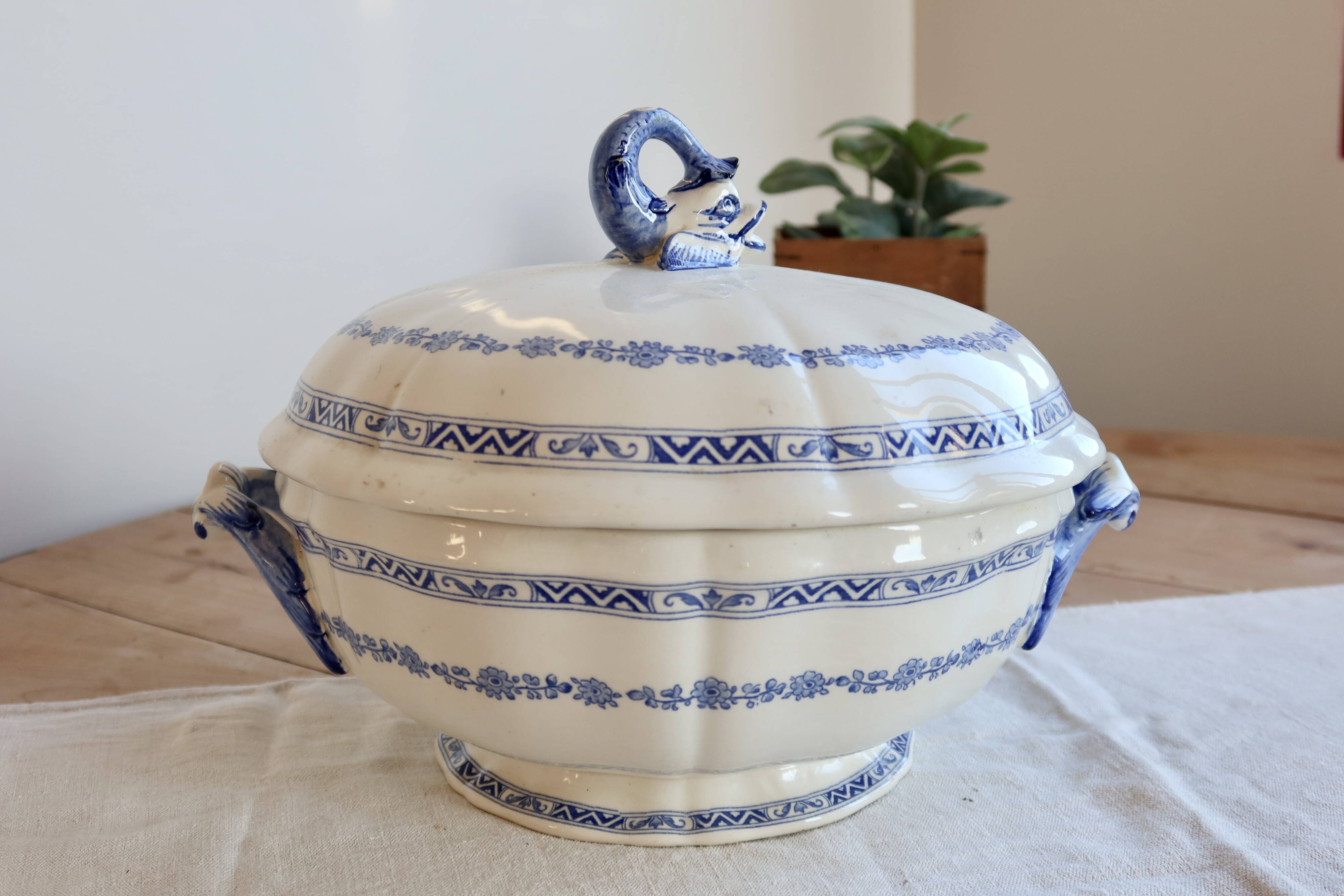 Large antique soup tureen in Gien earthenware – Royal model