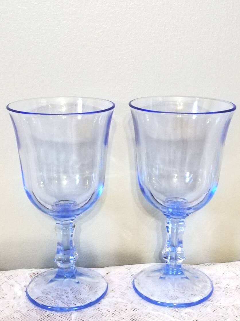 4 stemmed glasses