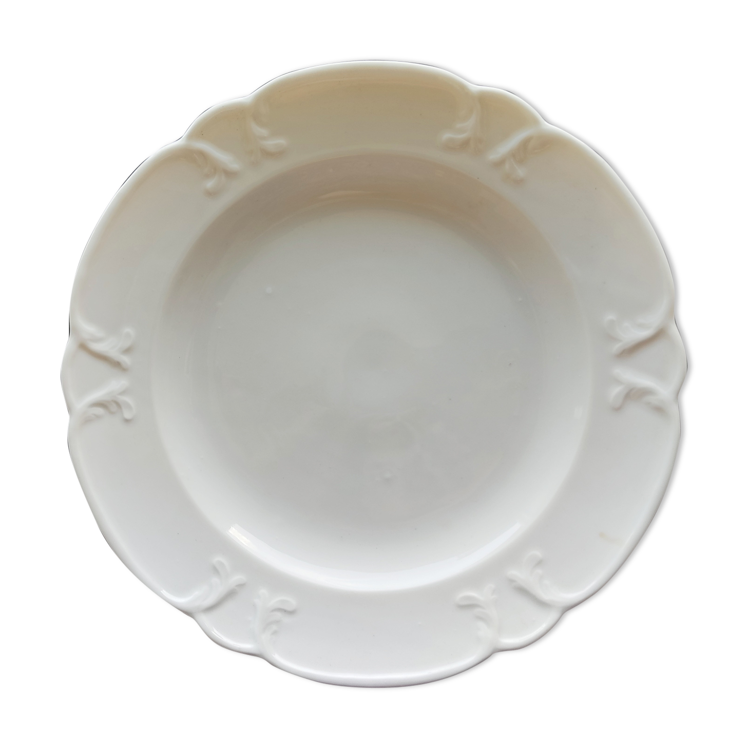 White porcelain dish, circa 1900, 33 cm in diameter