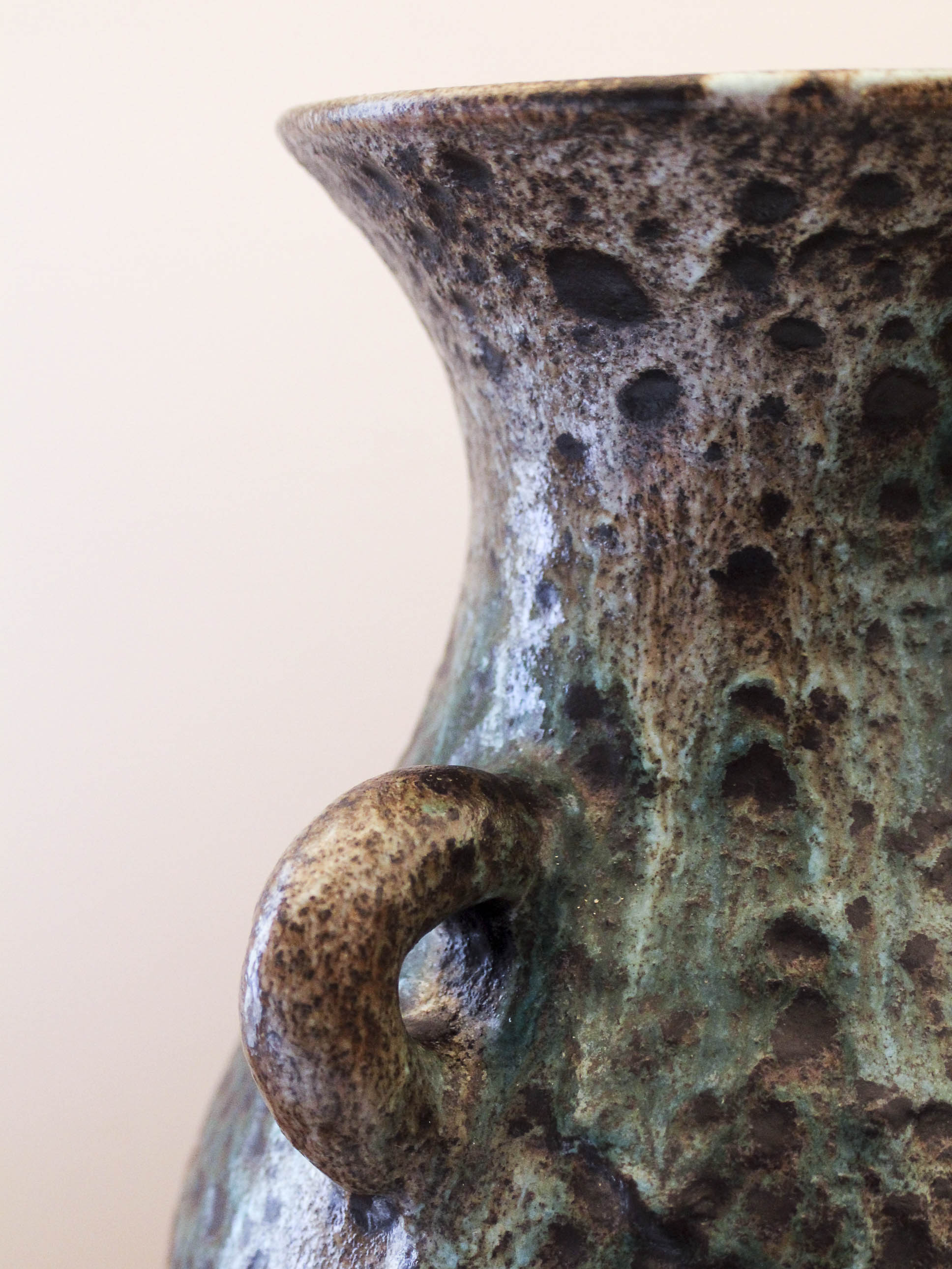 Vase à oreilles en céramique d'Accolay