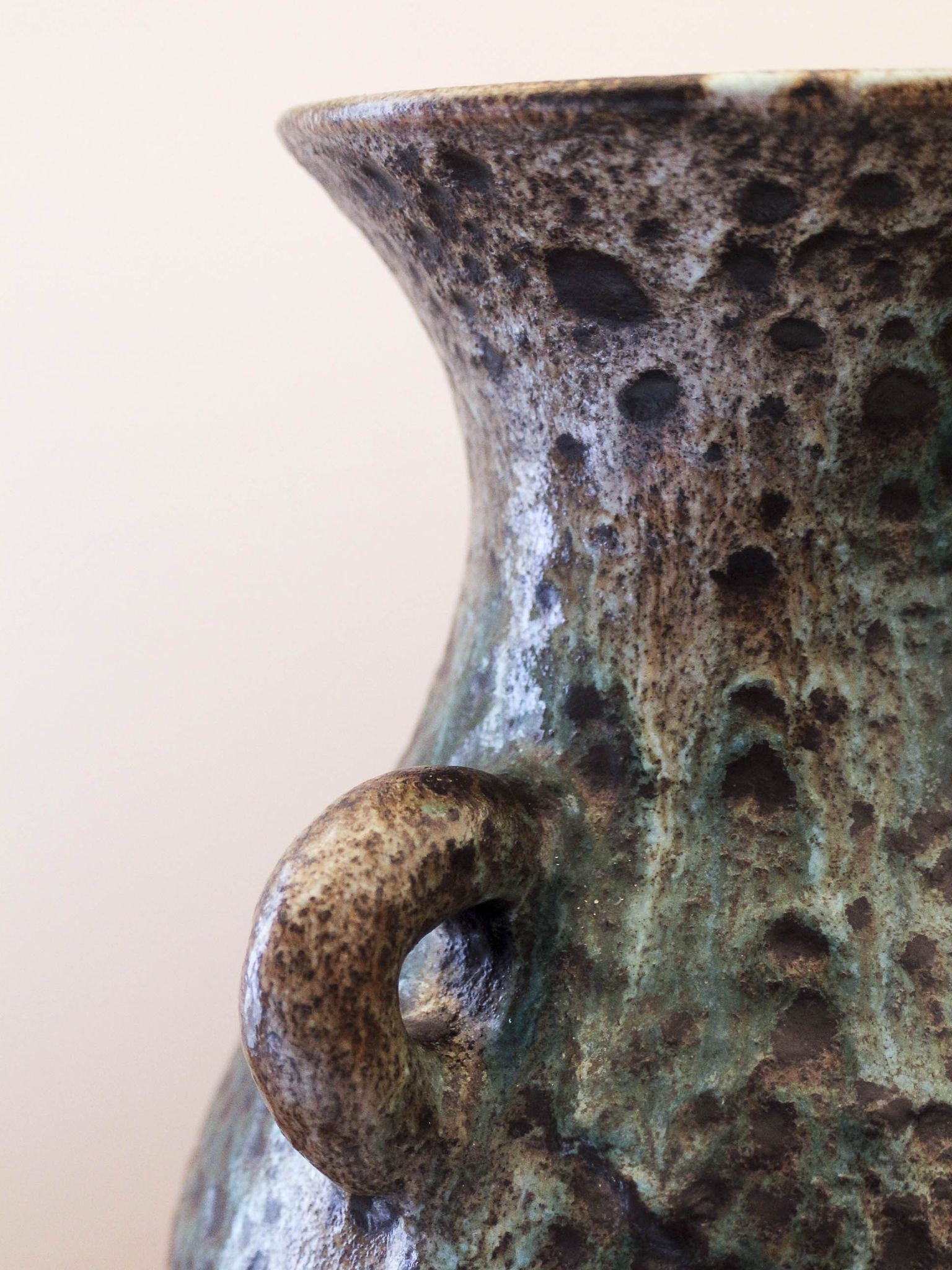 Vase à oreilles en céramique d'Accolay