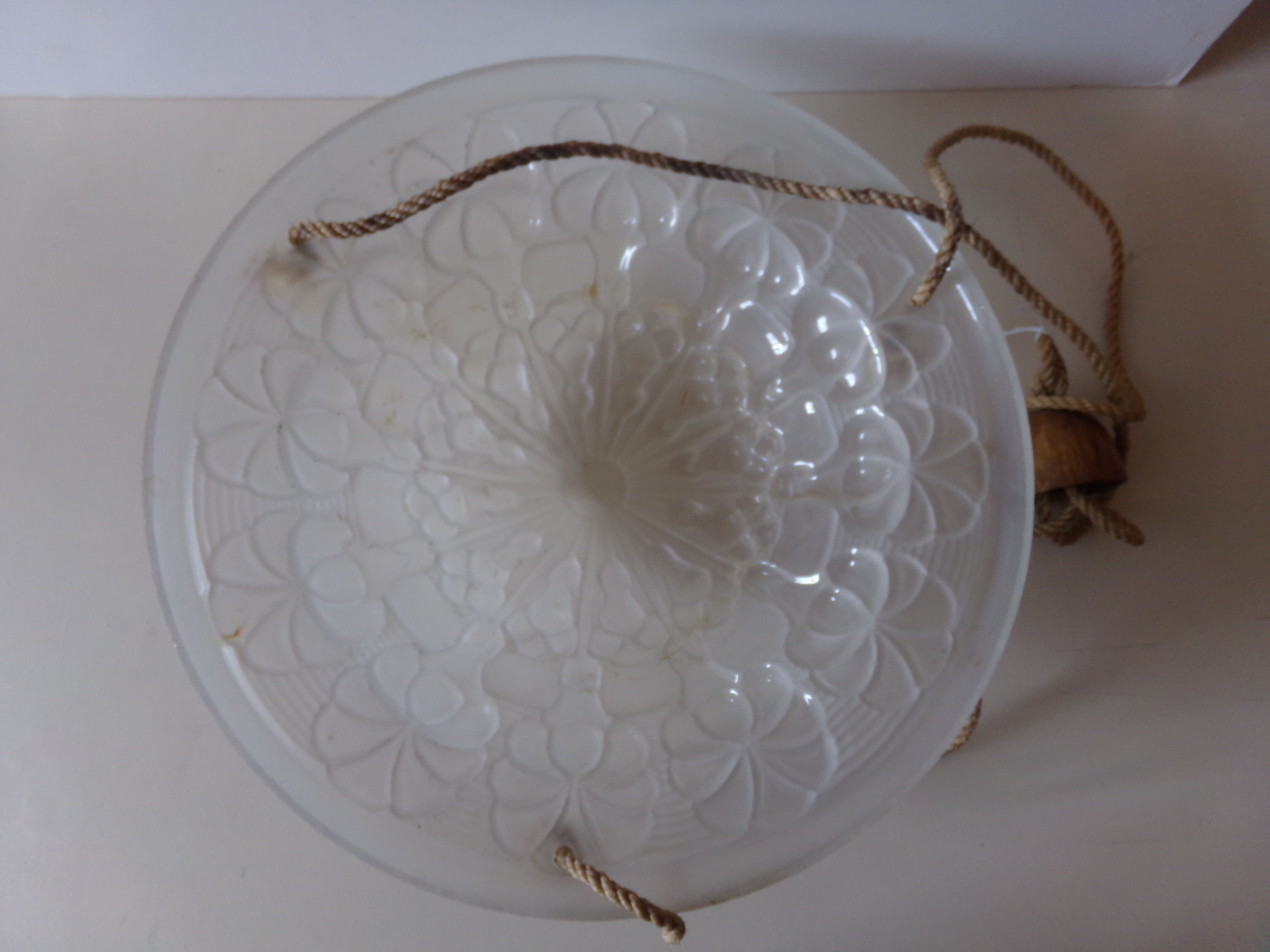 Suspension en verre opaque, décor fleurs