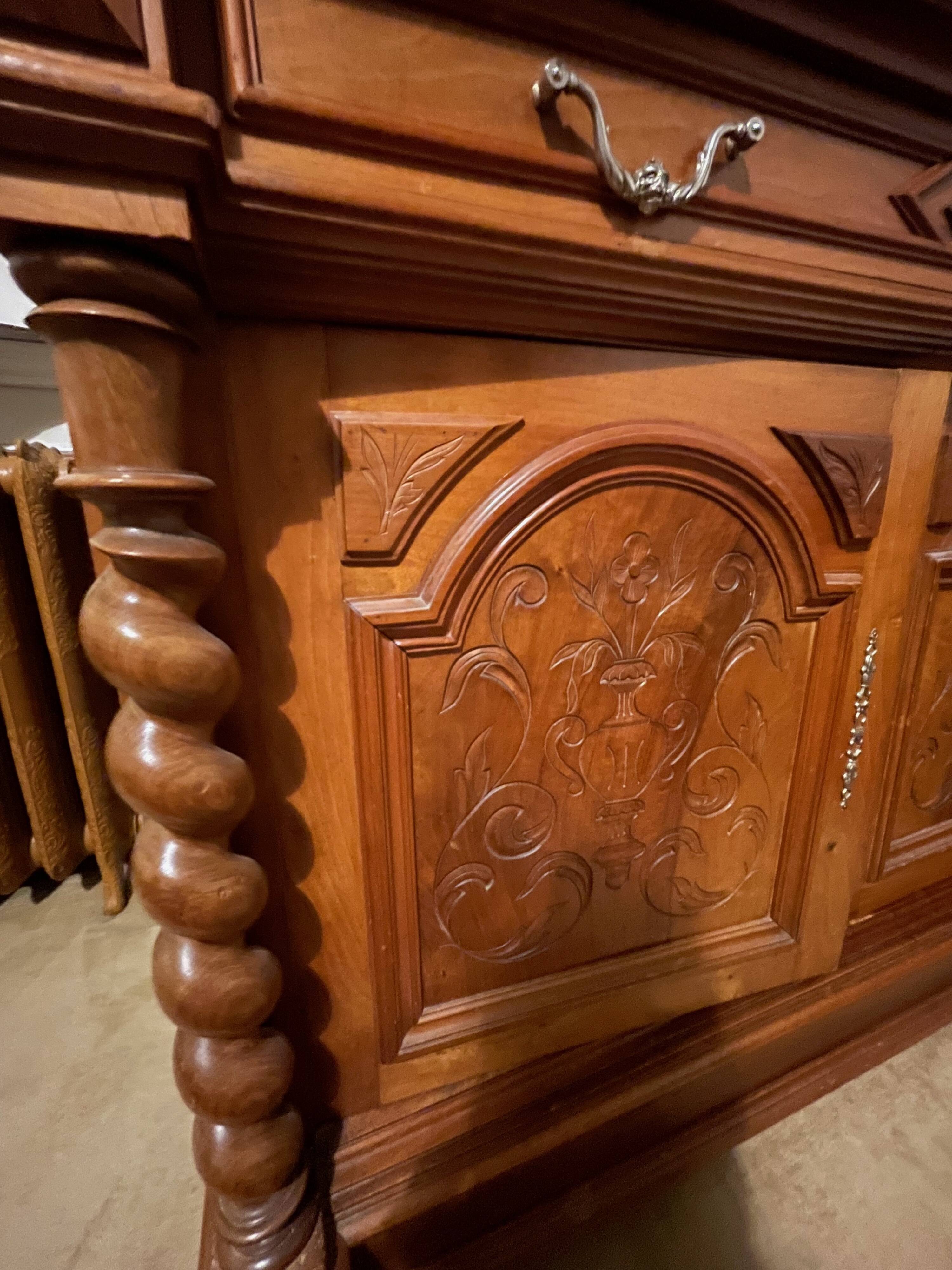 Classic chest of drawers