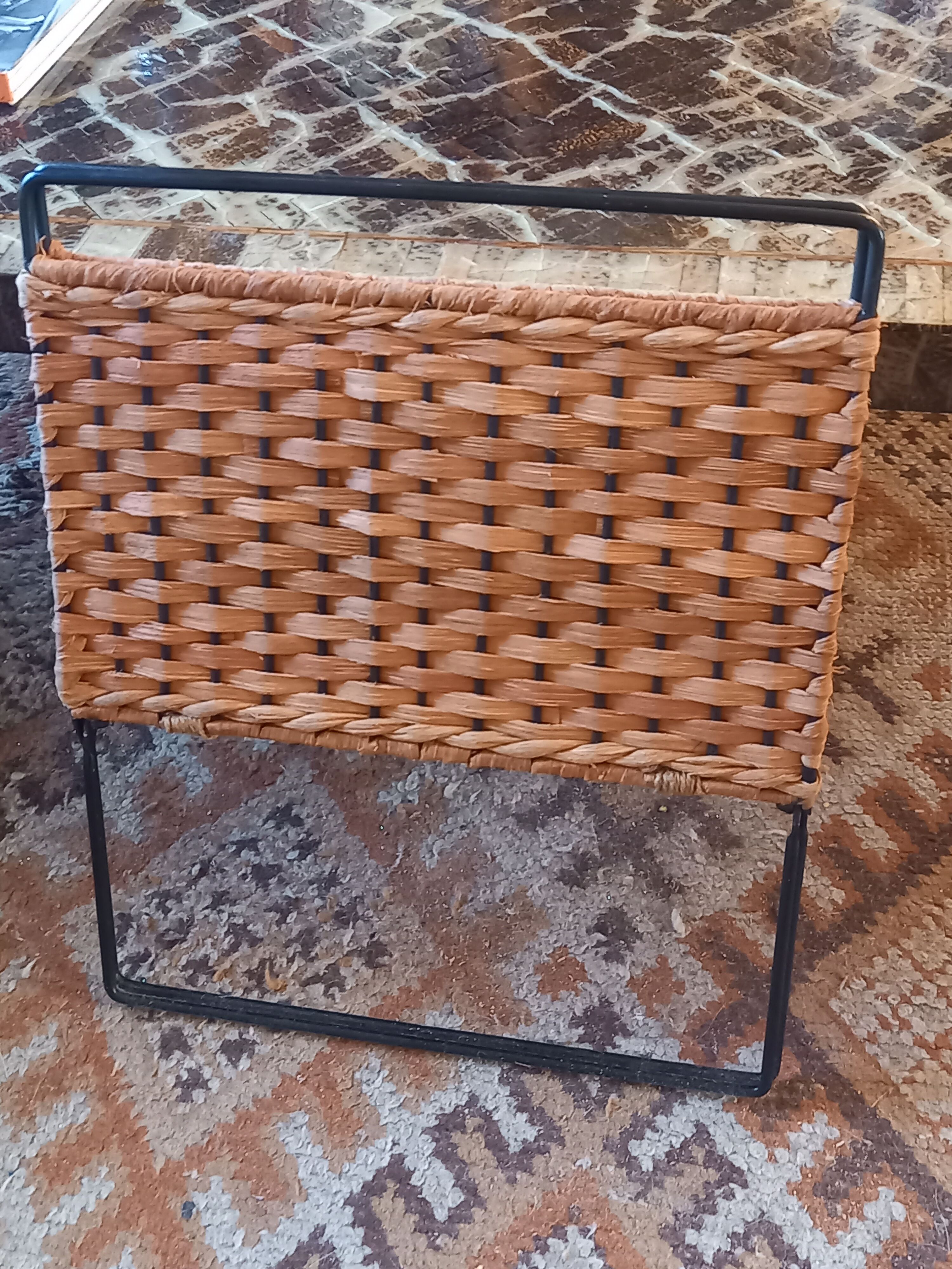 Folding magazine rack in metal and vintage woven wicker