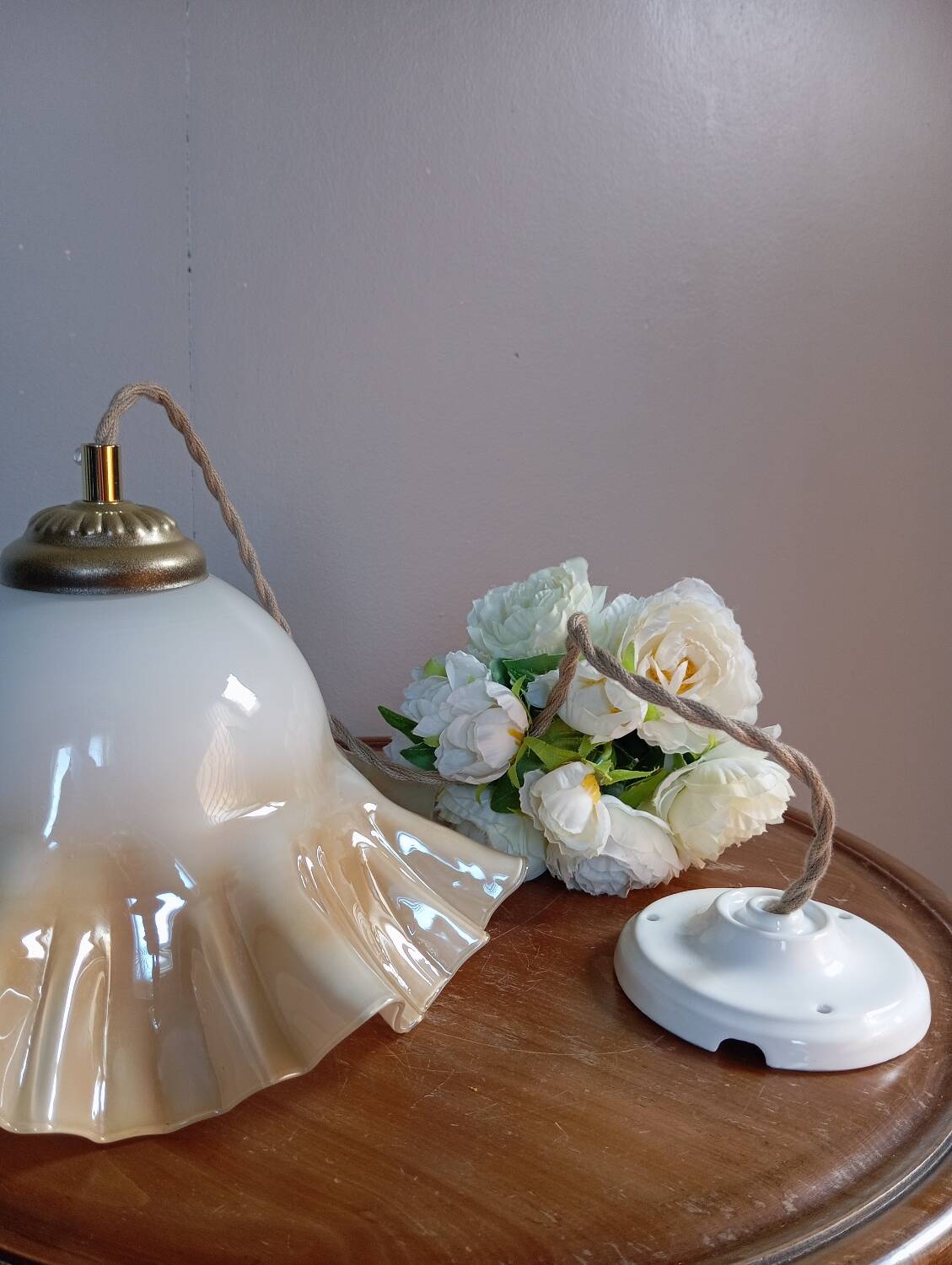 Suspension opaline à volants couleur vanille caramel 1950/60