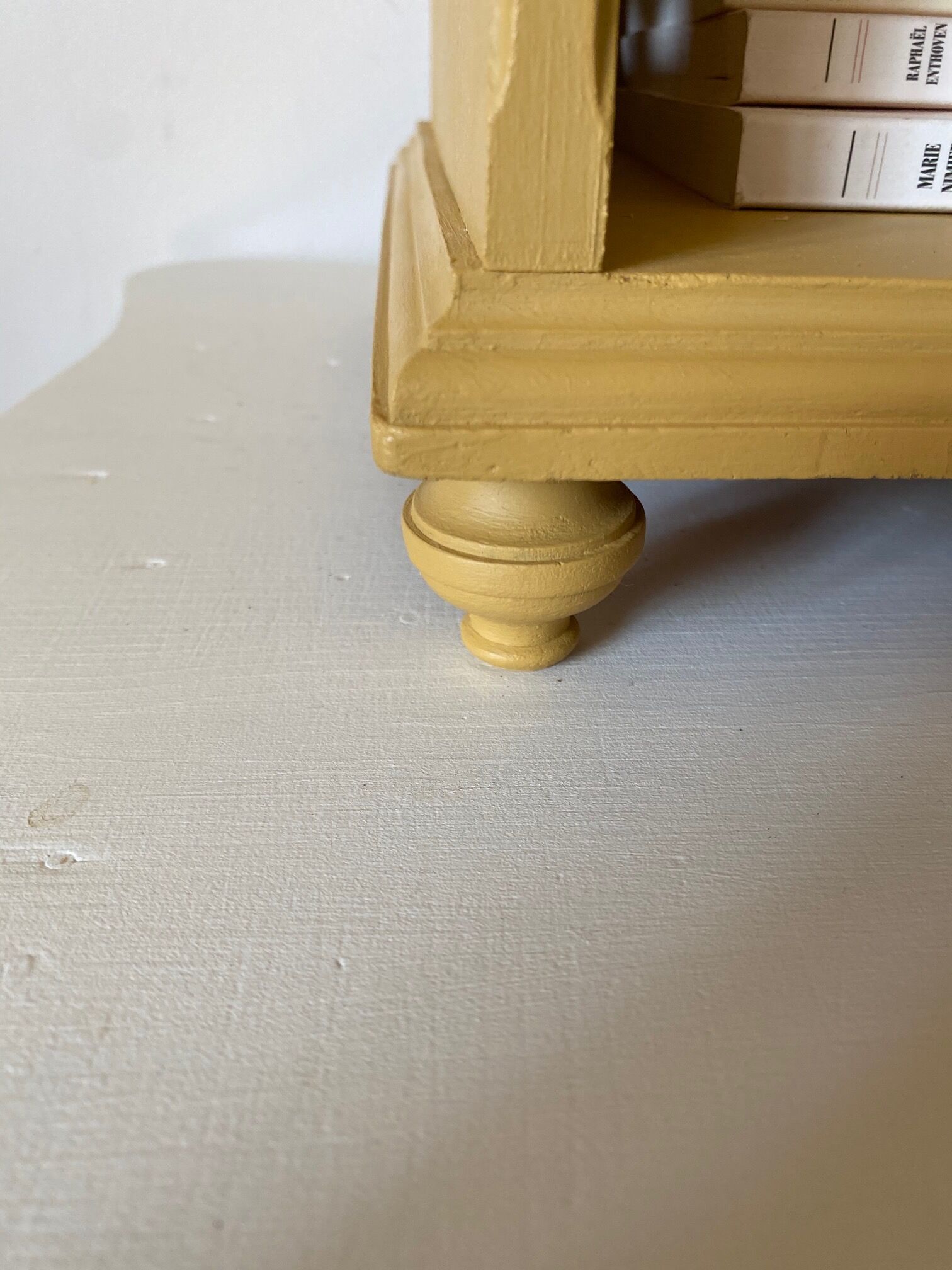 Fine yellow shelf XIXth