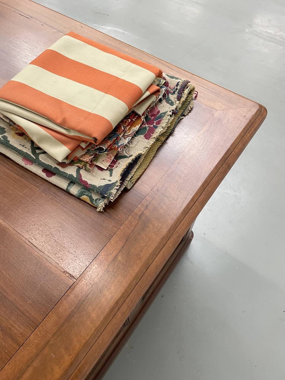 Comptoir ou bureau en noyer années 50